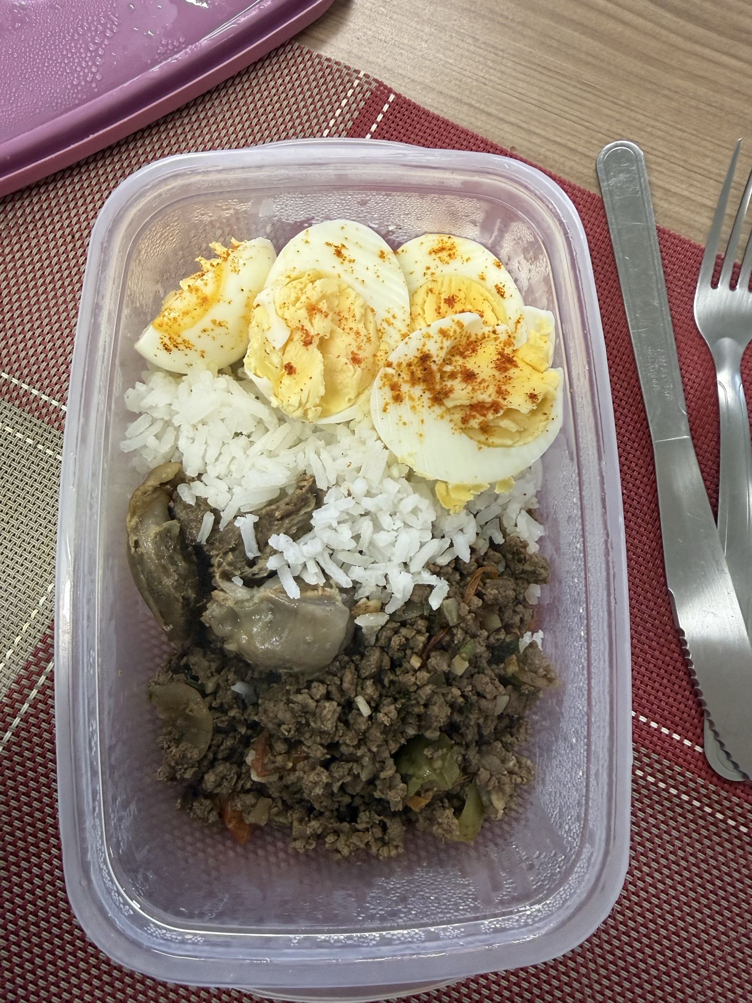 Arroz com carne e ovos