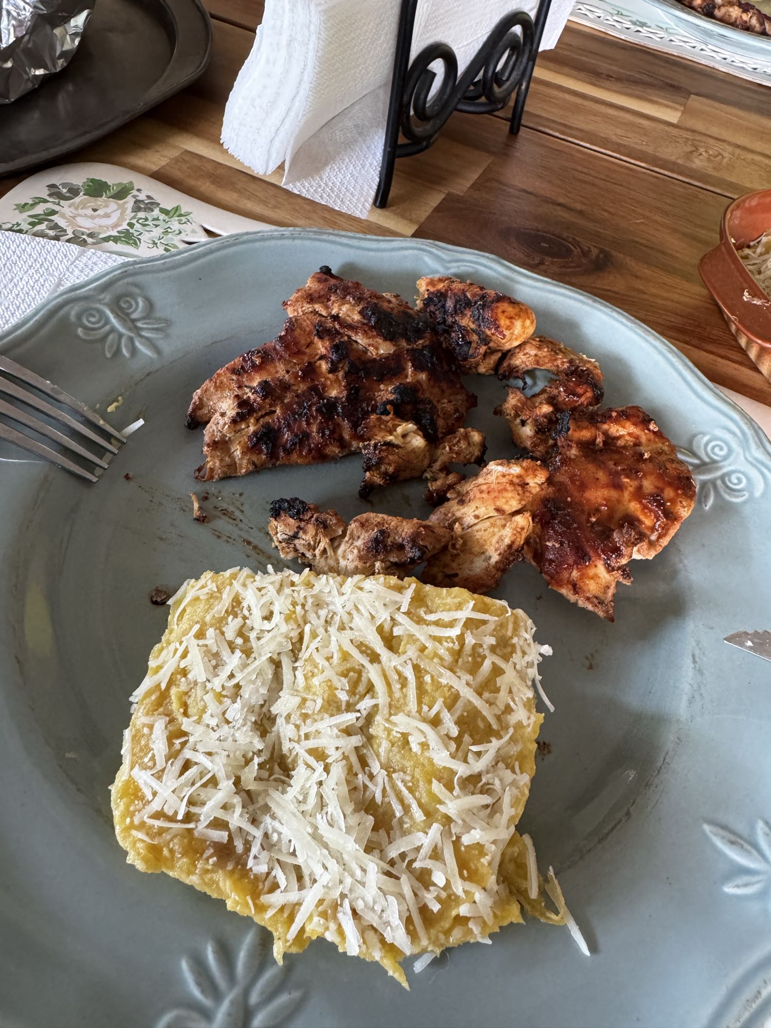 pollo asado con arepa
