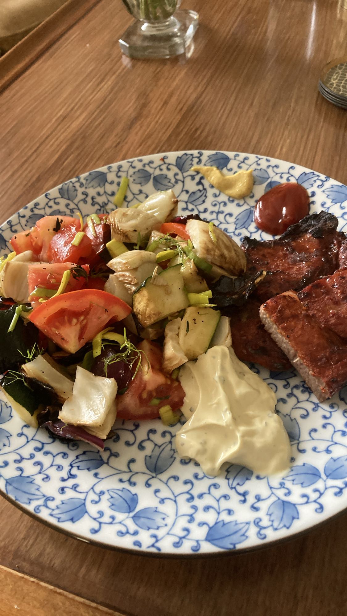 Grillat kött med grönsaker