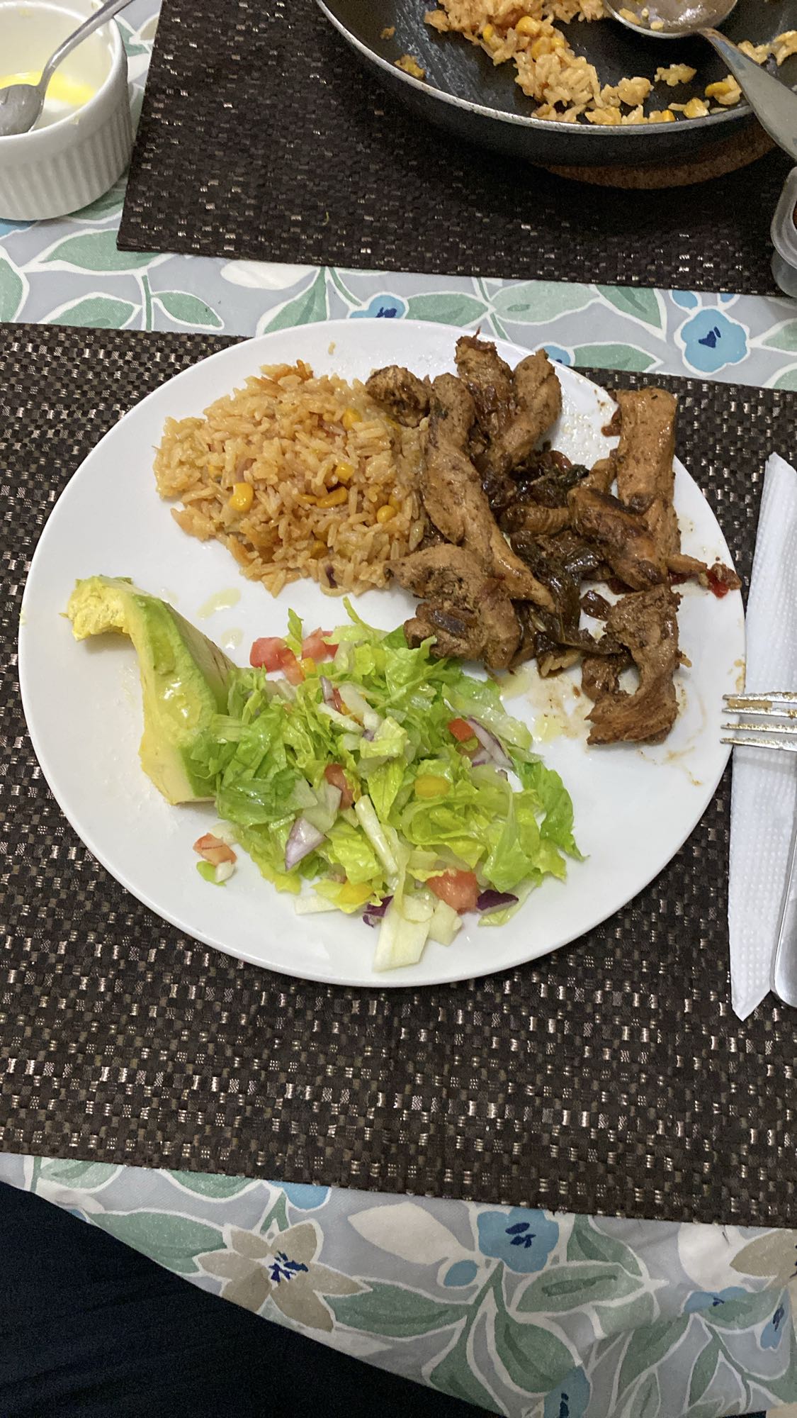 arroz con carne y ensalada
