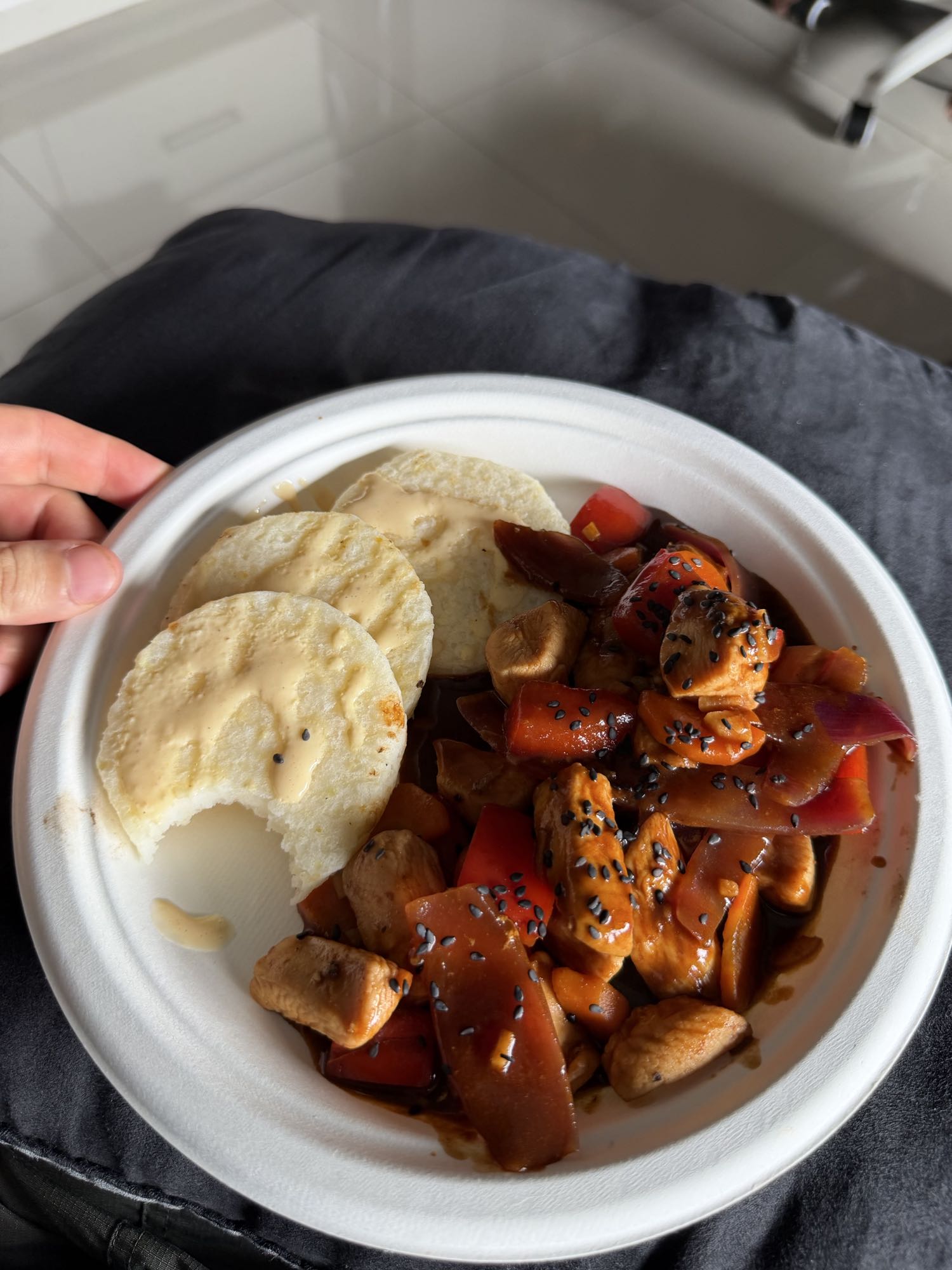 pollo salteado con arepas