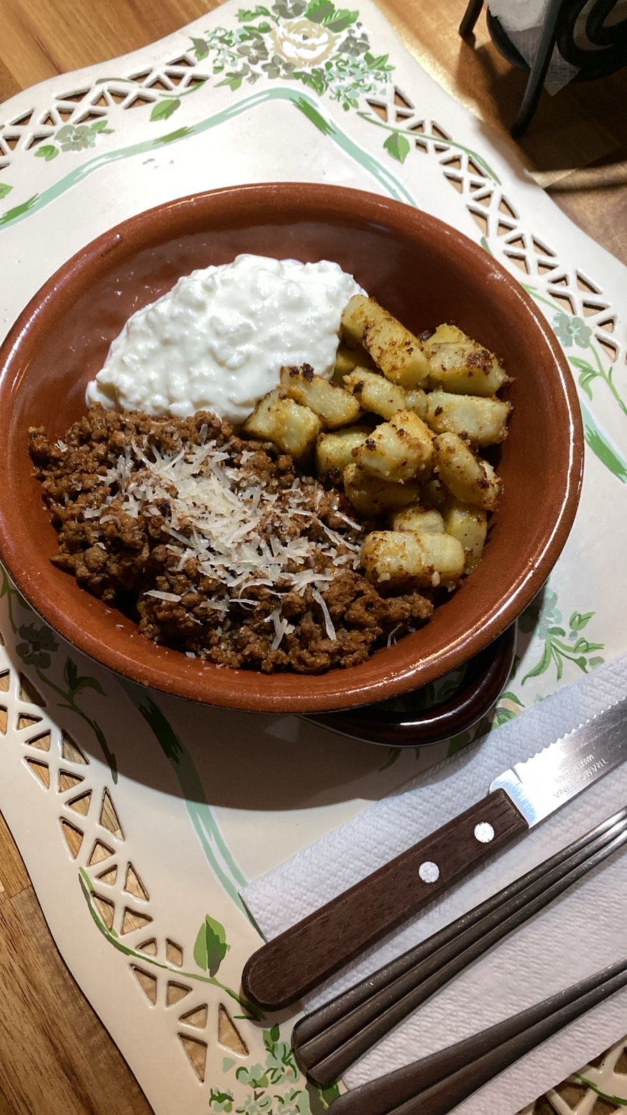 Carne con papas y requesón