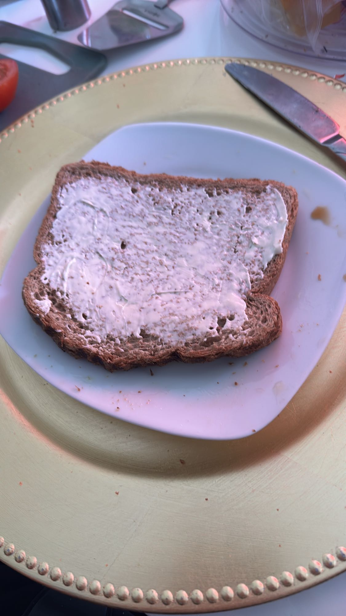 Bruin brood met roomkaas