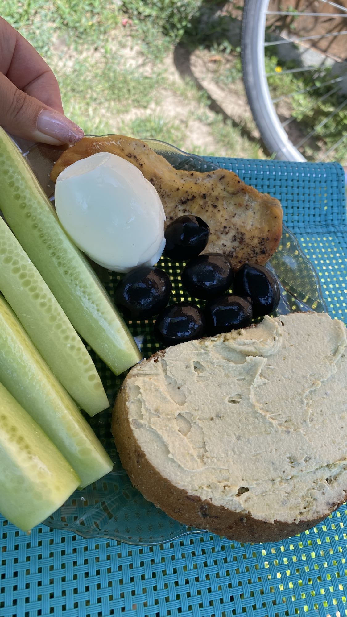 Gustare cu ou si hummus