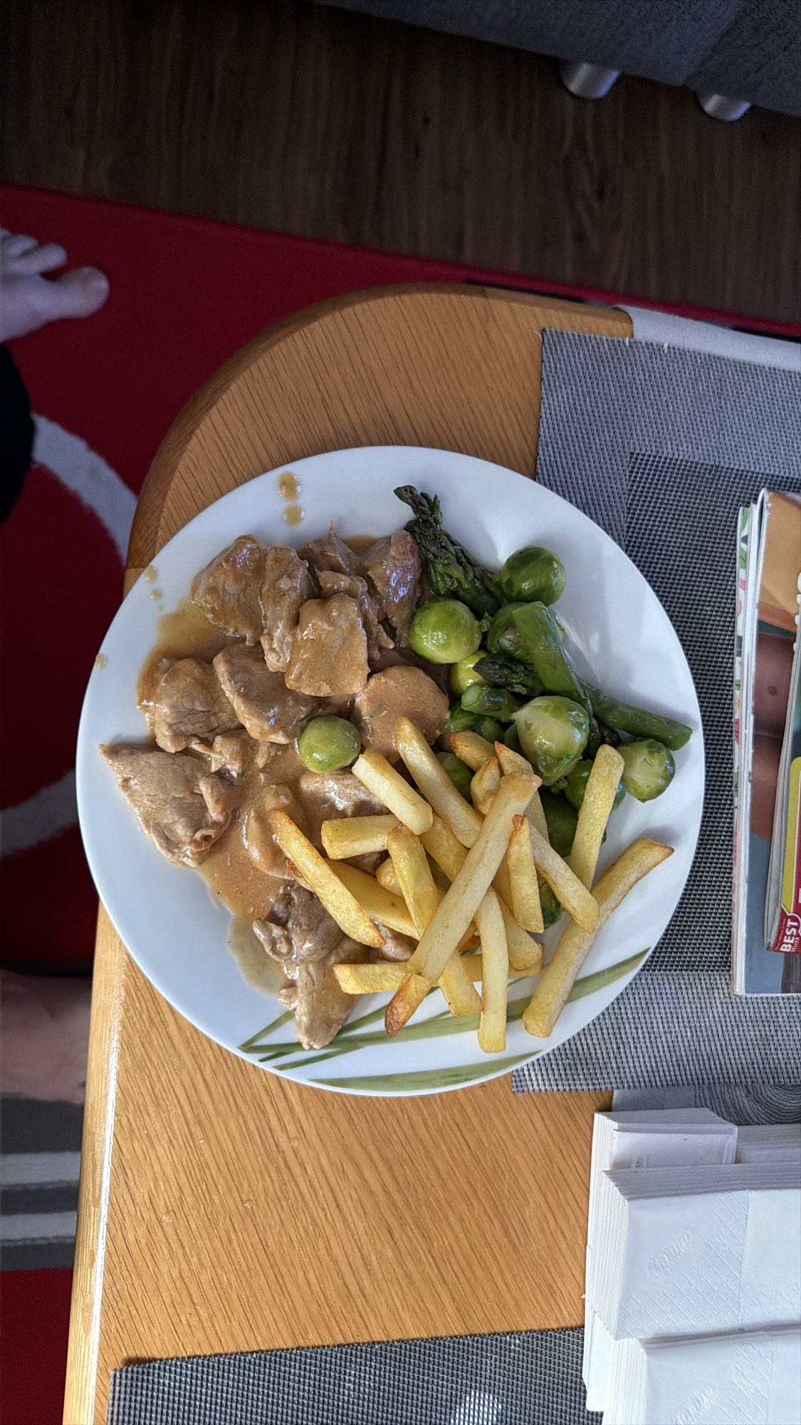 Schweinefleisch mit Pommes