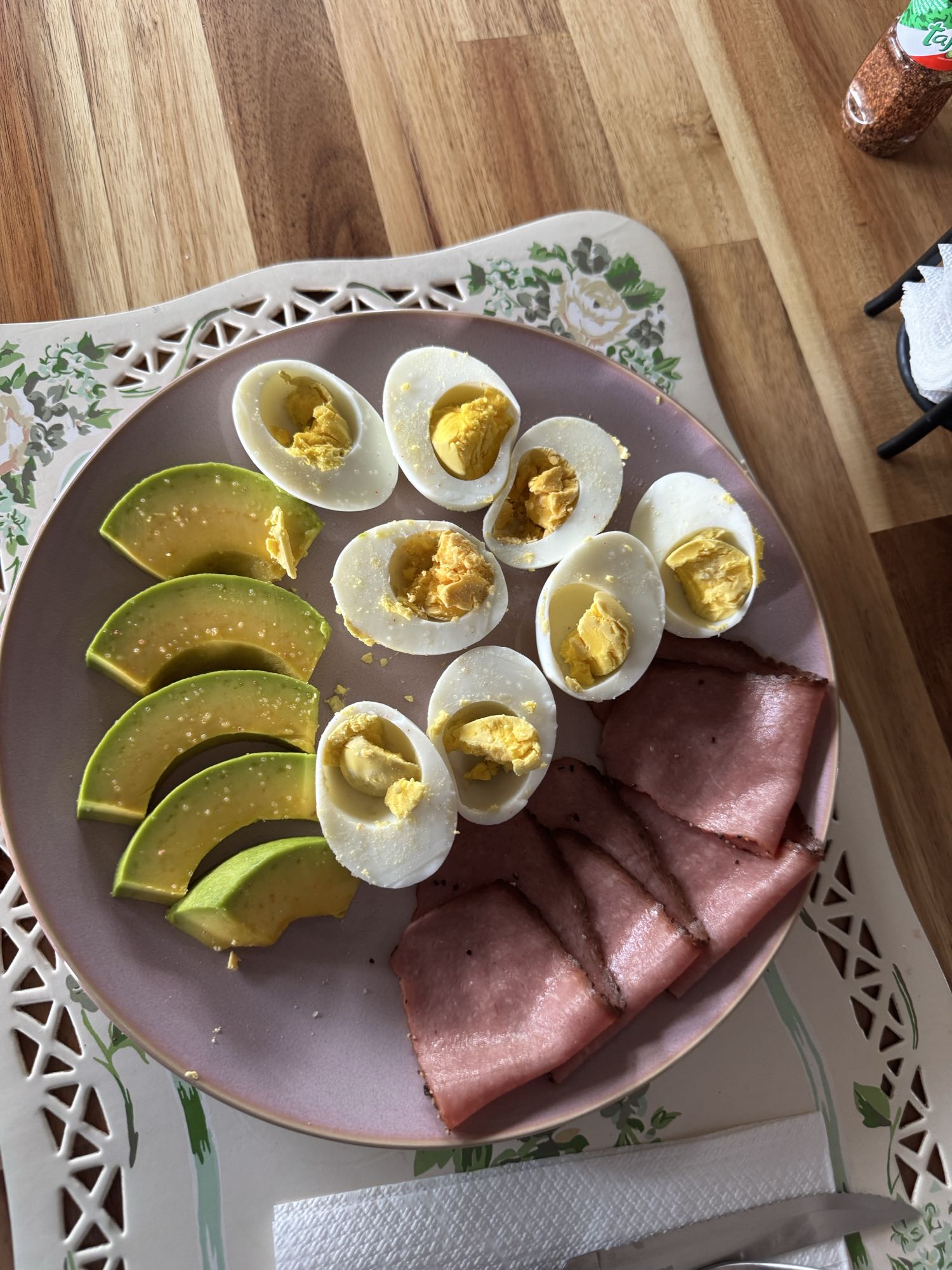 huevos con aguacate y jamón