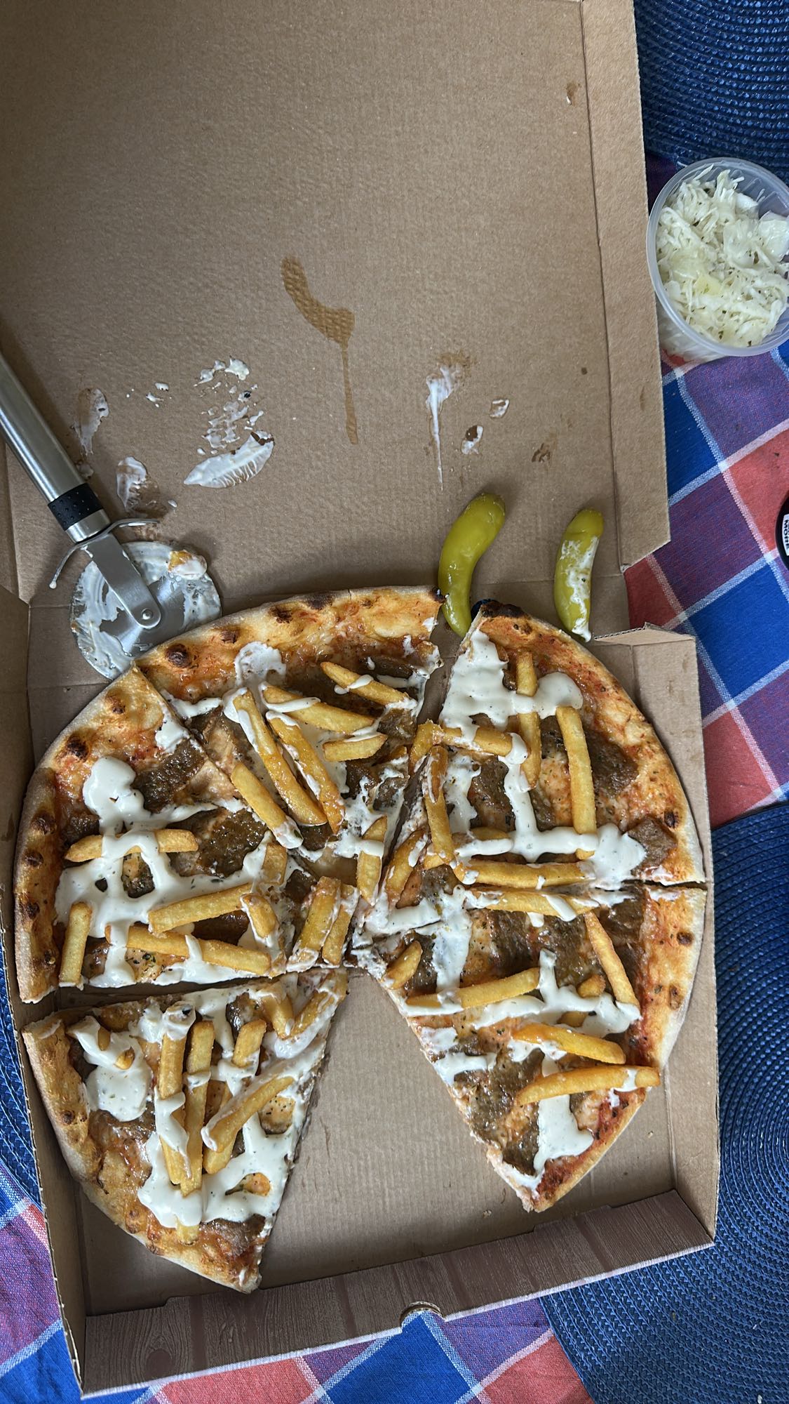 Kebabpizza med pommes
