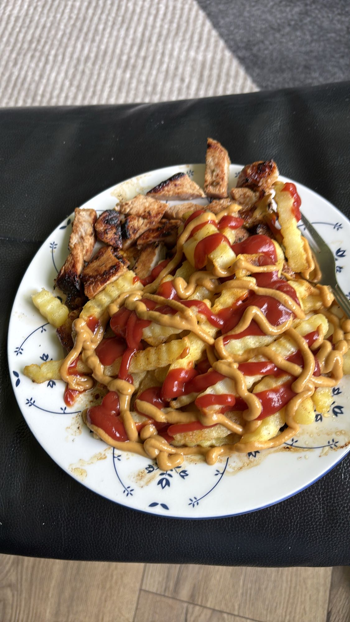 Pommes med kylling