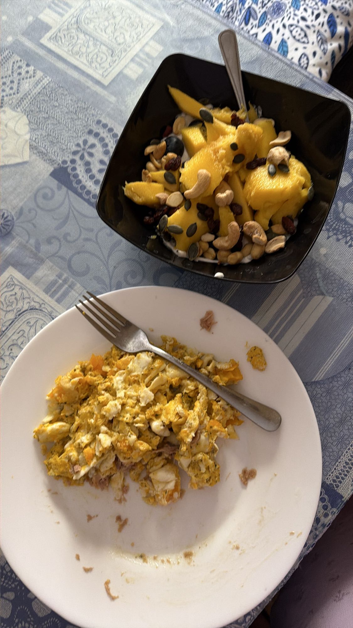 huevos con mango y yogur