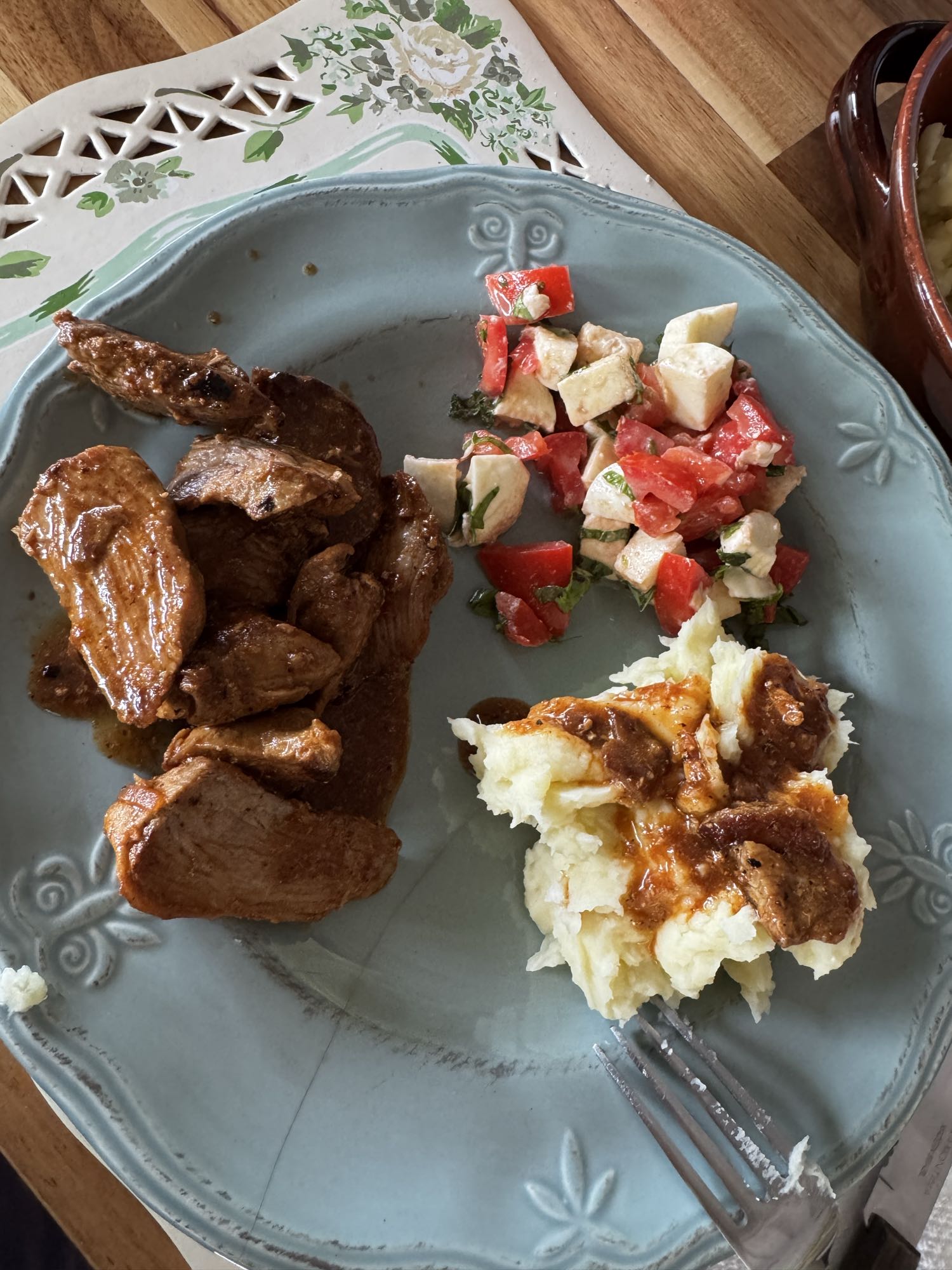cerdo con puré y ensalada