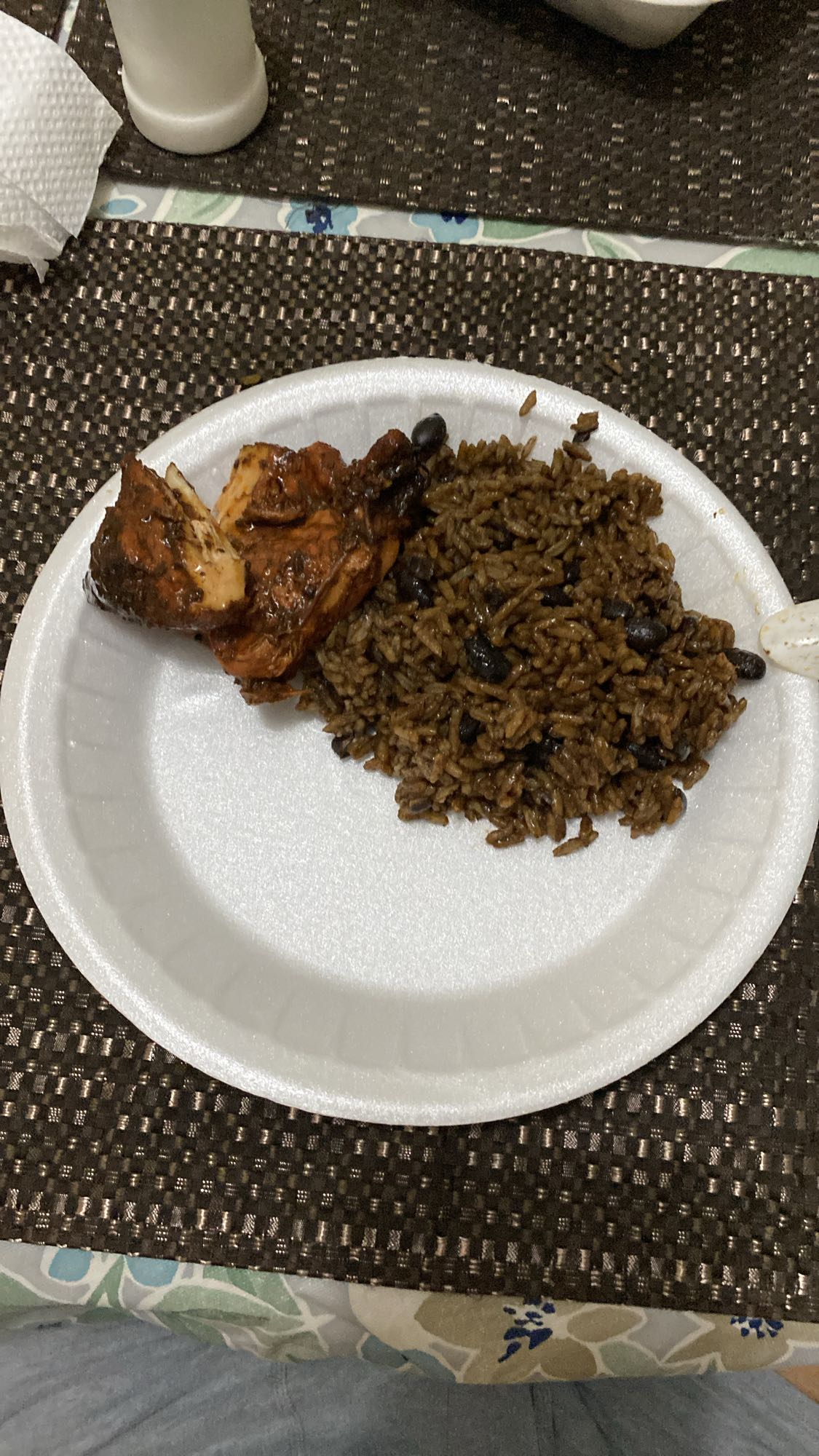 pollo con arroz y frijoles