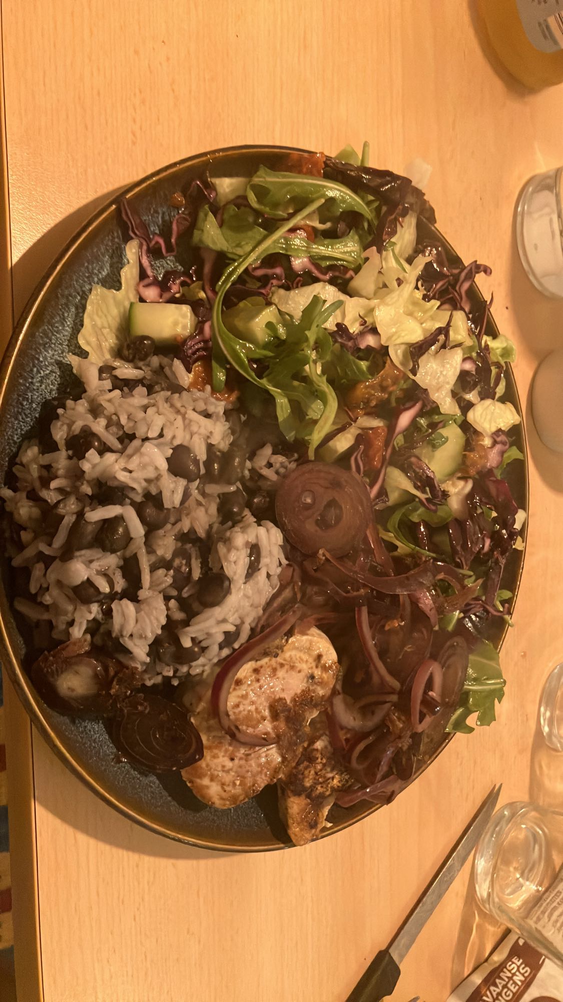 Filé de porco com arroz, feijão e salada
