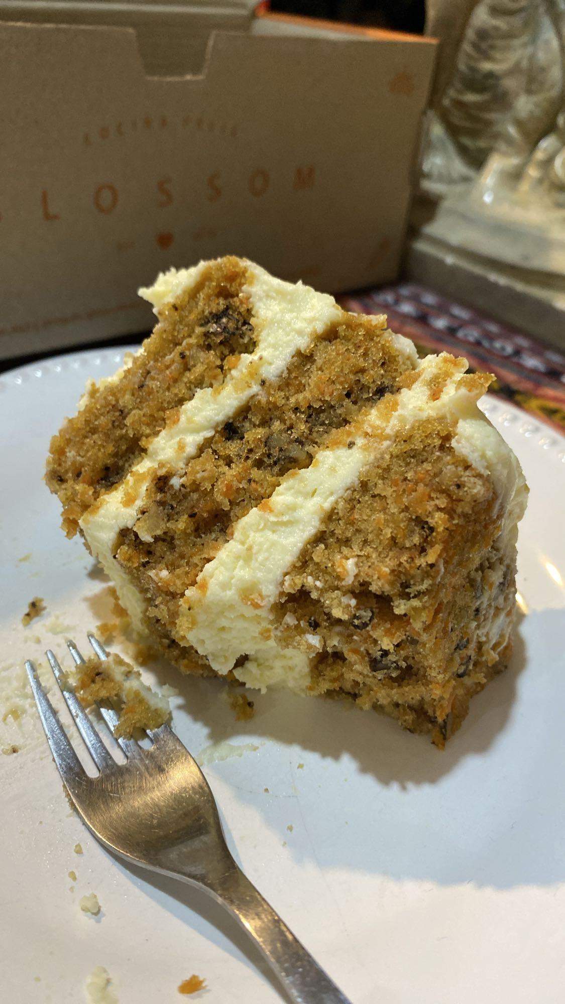 media porción de torta de zanahoria