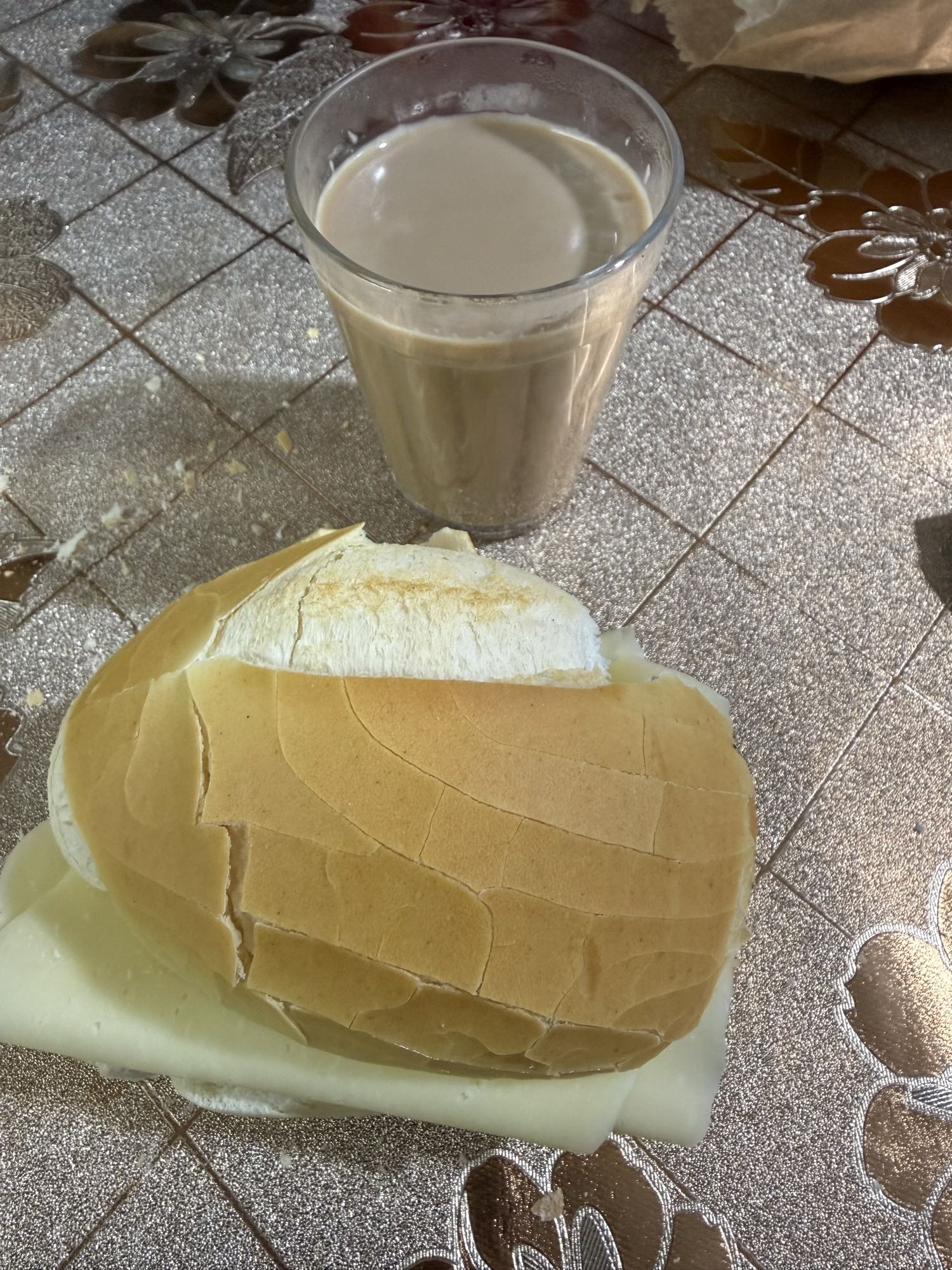 pão com queijo e café