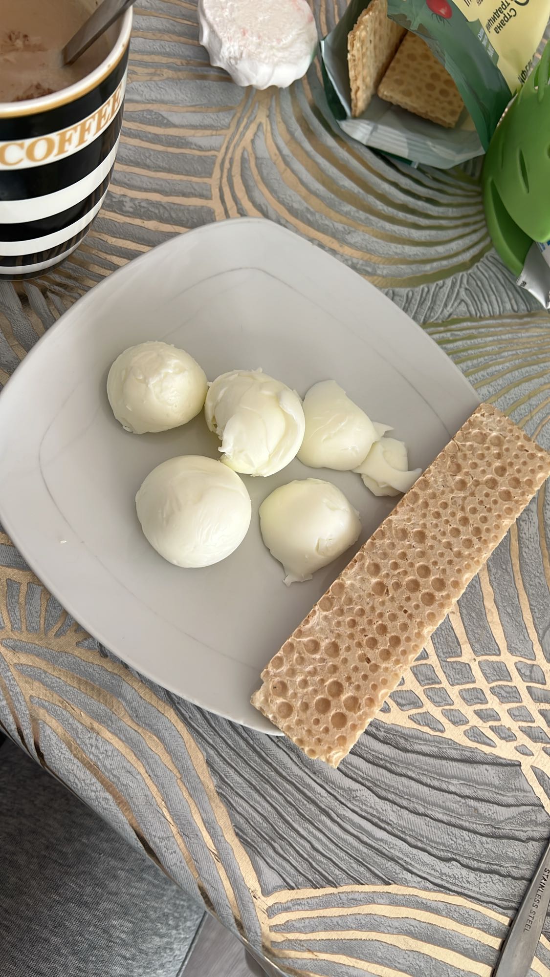 Яйца с хлебцами и какао