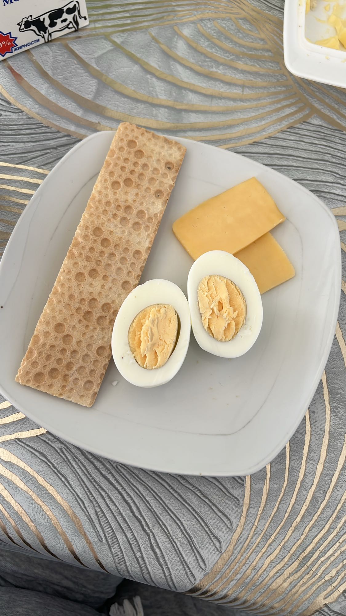 Яйцо с сыром и хлебцем