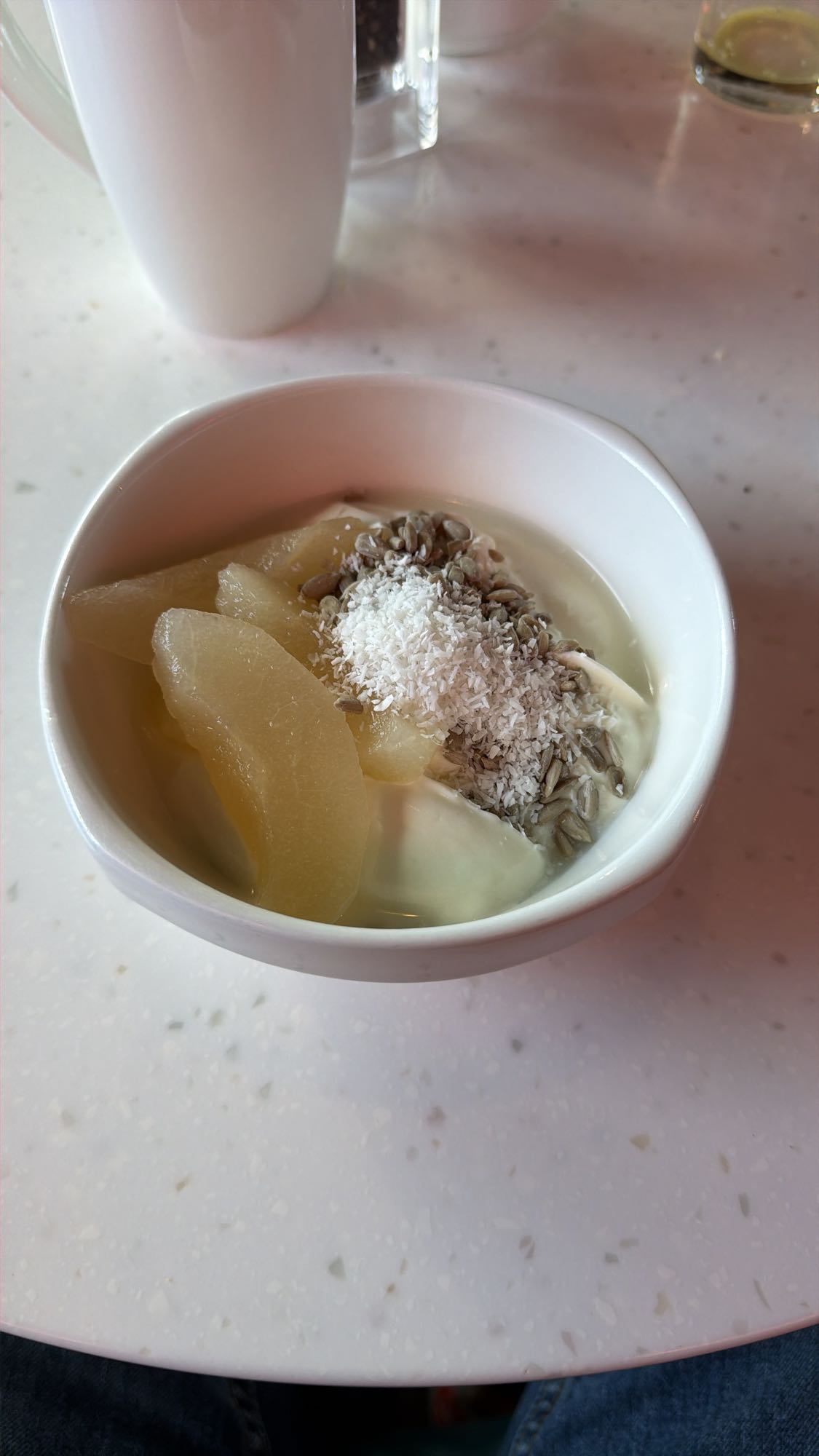 Yogurt con pera e semi
