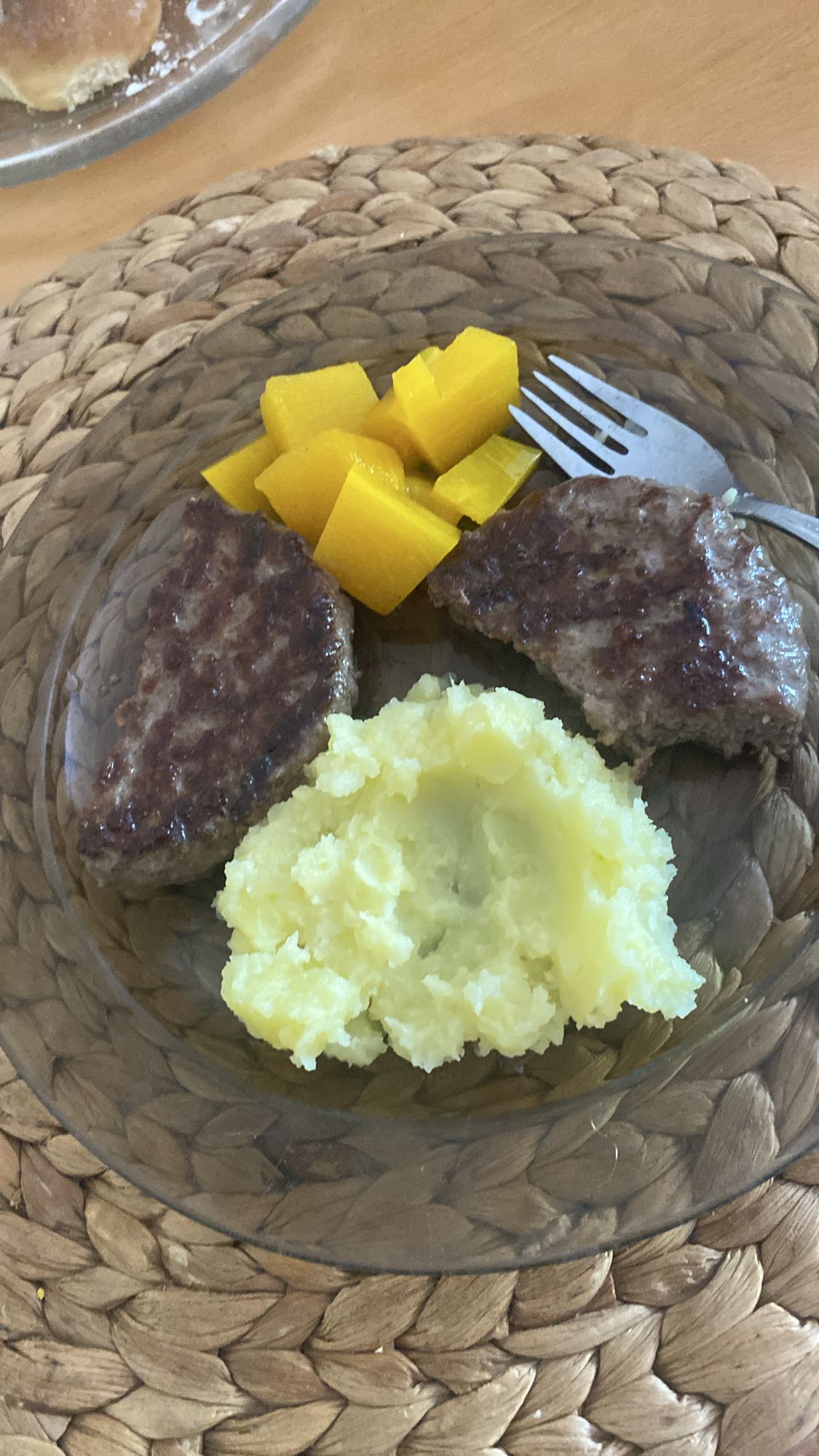 Kotlet z puree i buraczkami