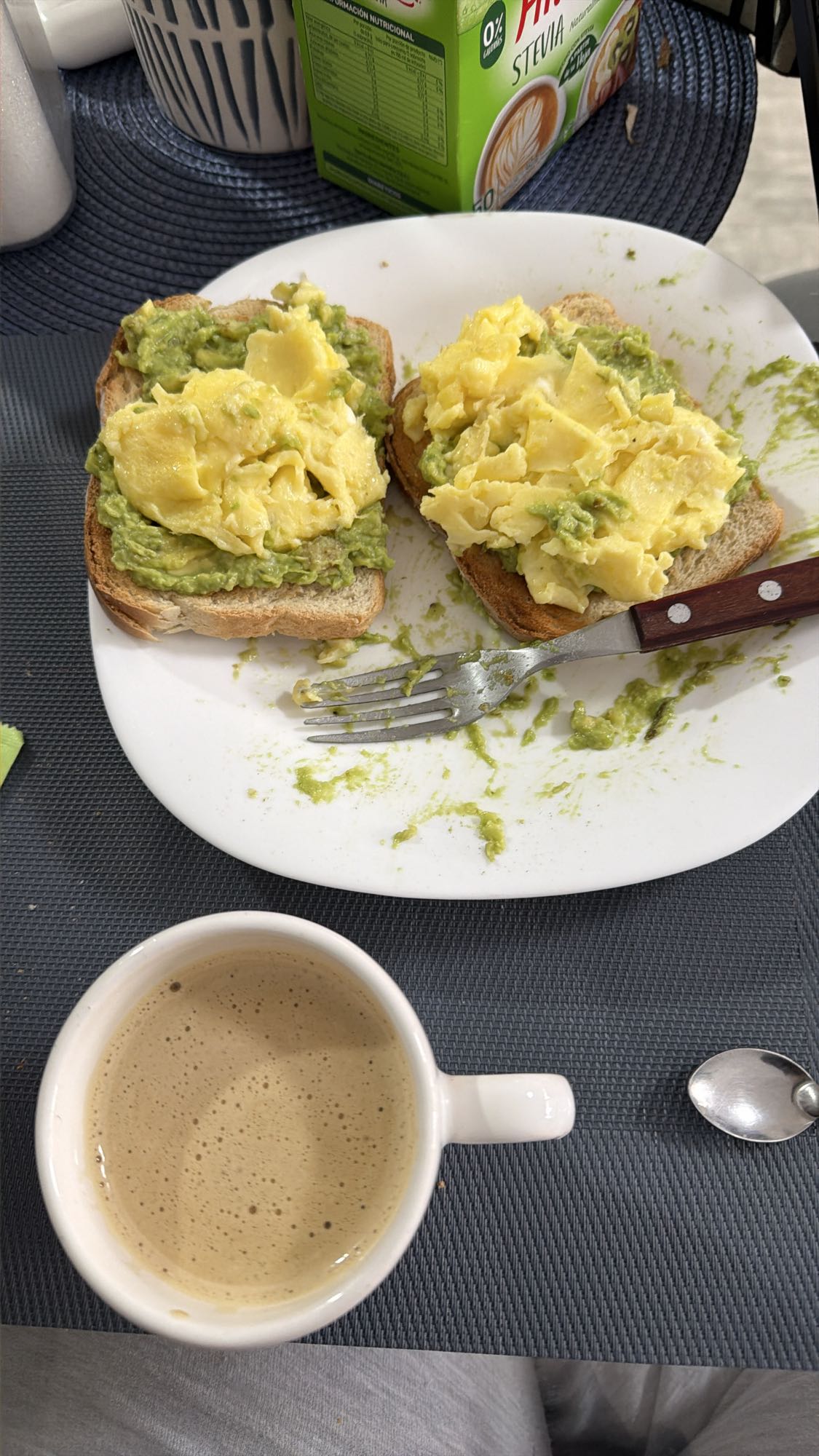 tostadas con aguacate y huevo