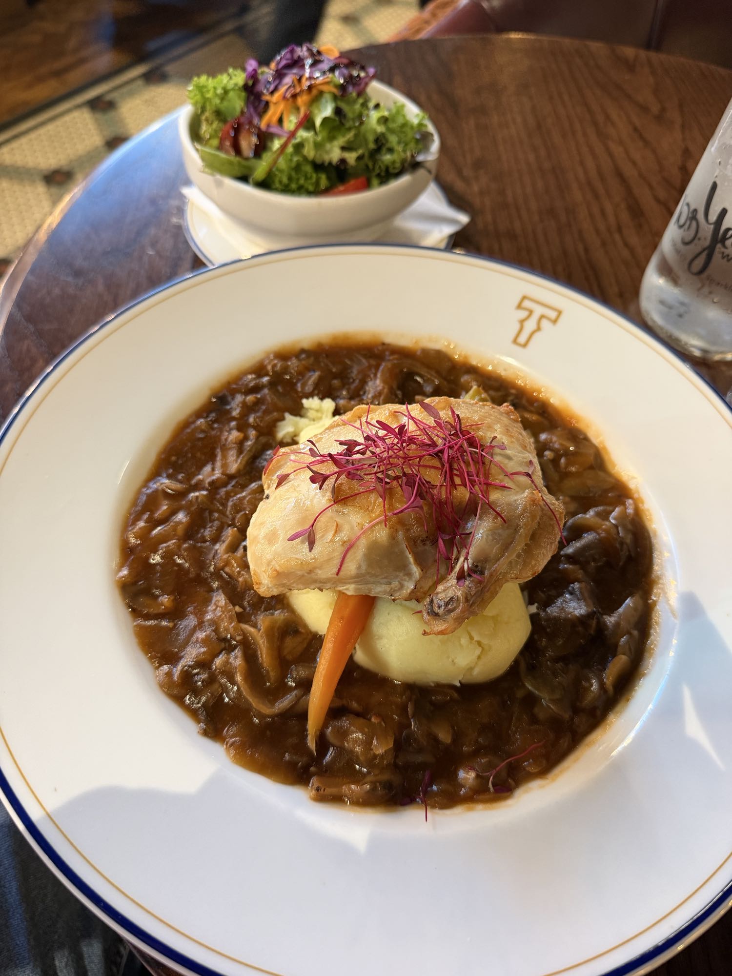 Pollo con salsa di funghi e cipolla e purè