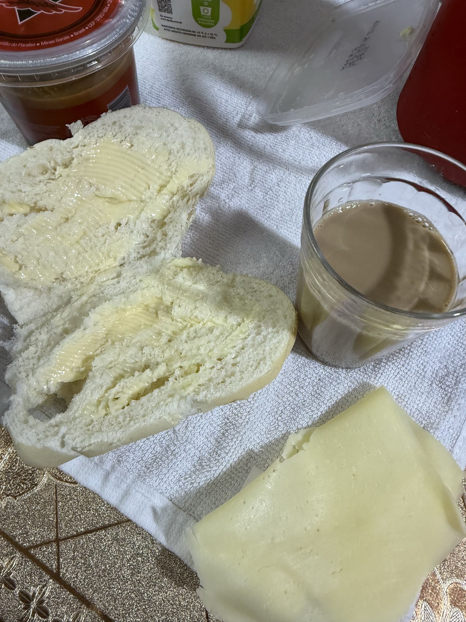Pão com manteiga e café