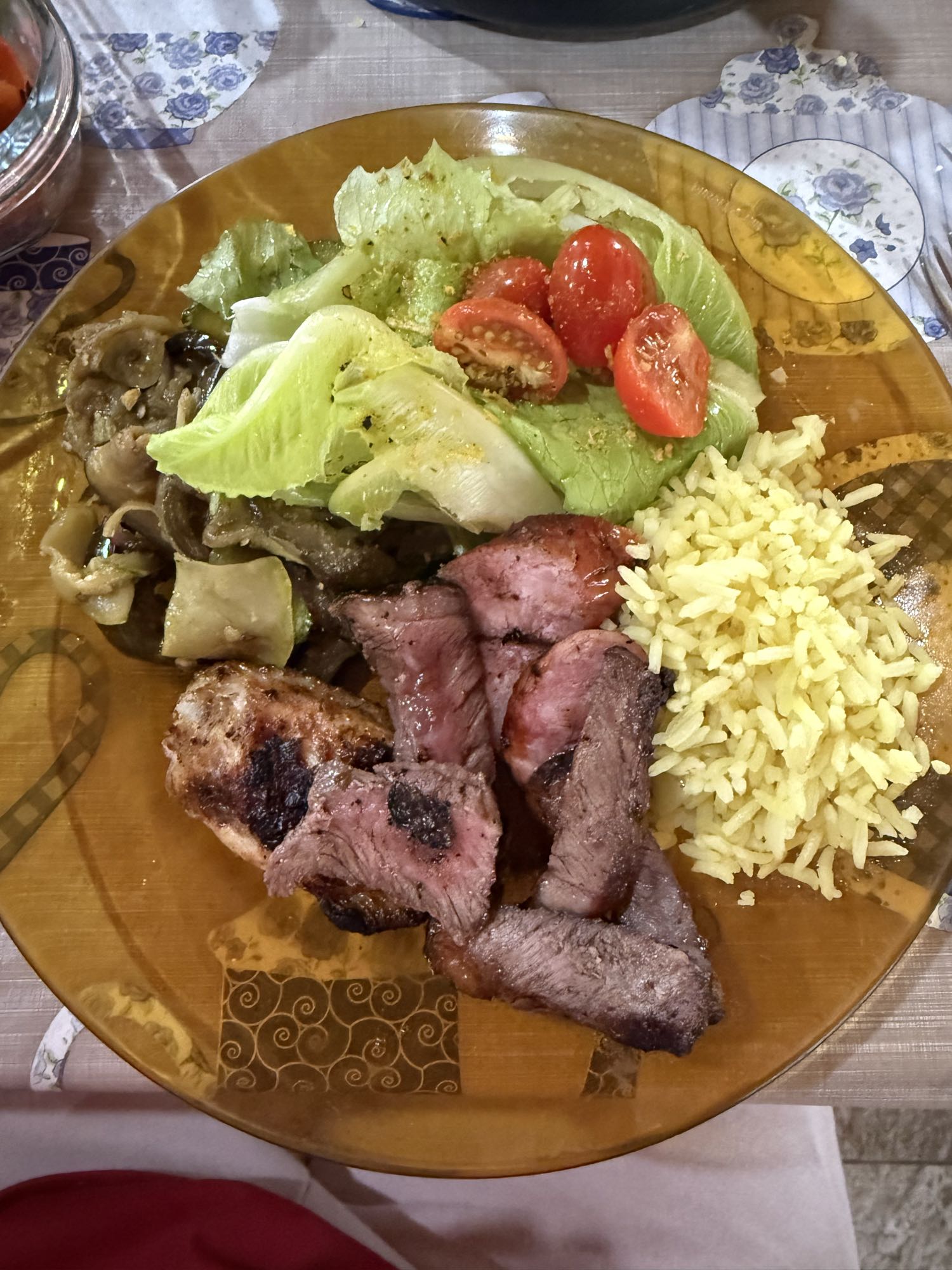 Prato com arroz e carnes