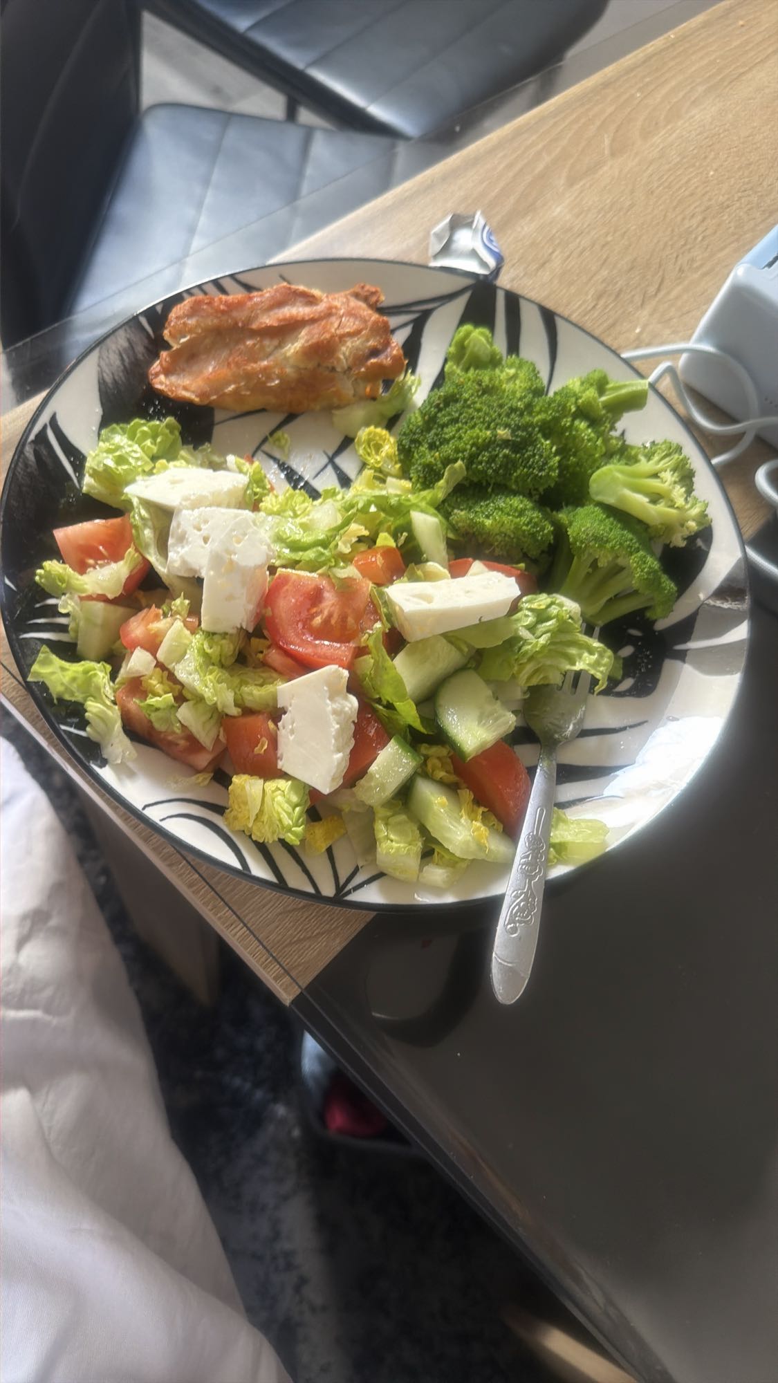 Salată cu pui și broccoli