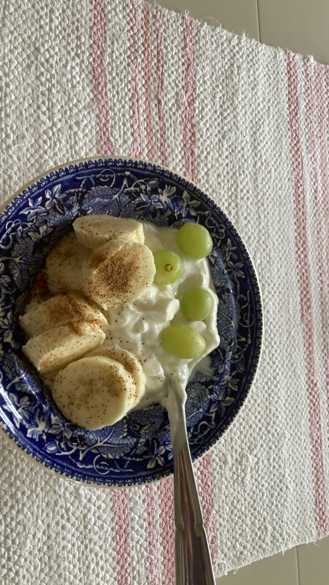 Yoghurt med banan och druvor