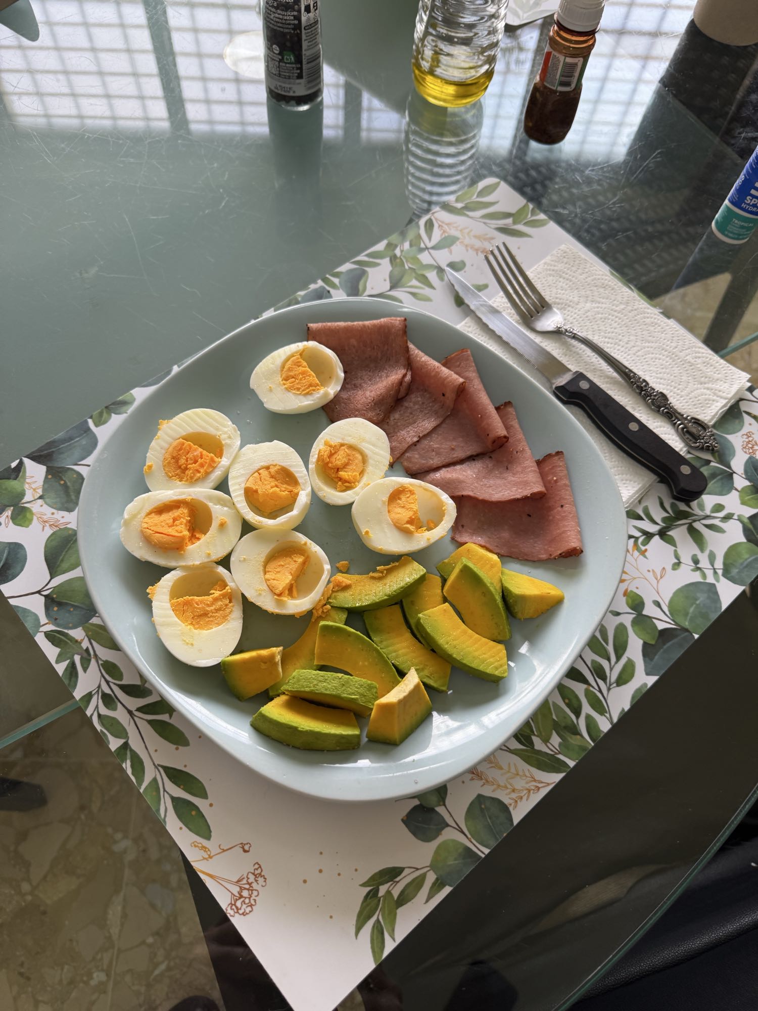 huevos con jamon y aguacate