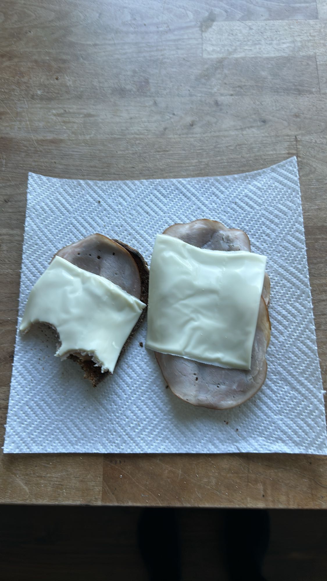 Smörgås med ost och skinka