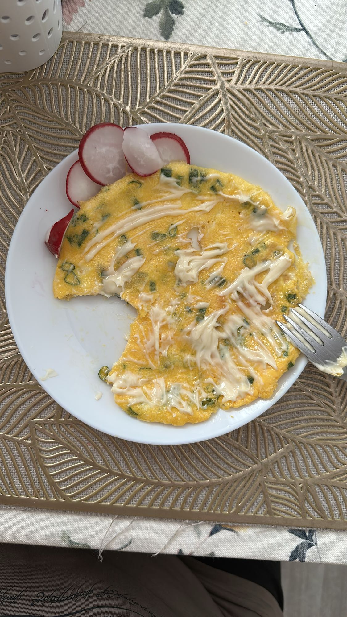 Omlet z serem i rzodkiewką