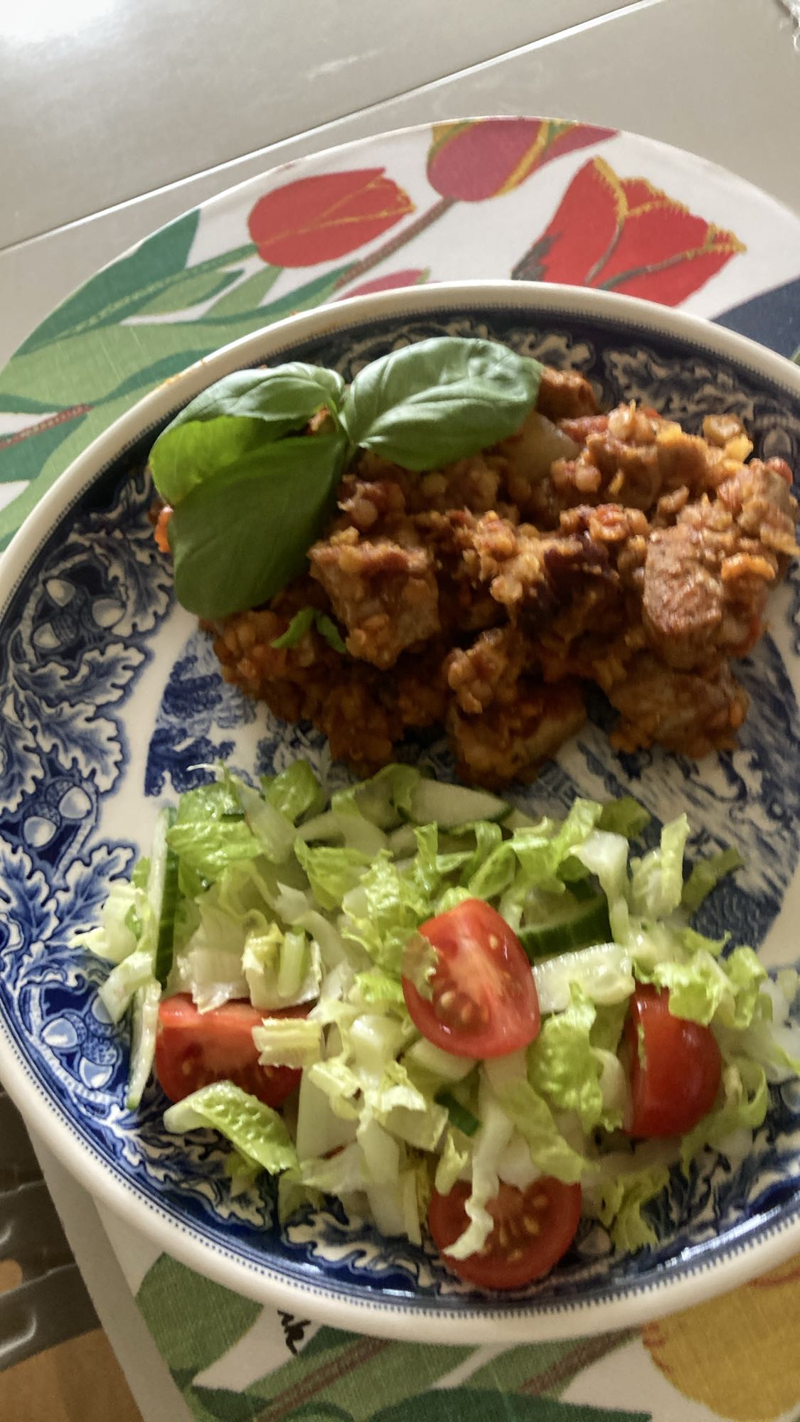 Köttgryta med linser och sallad