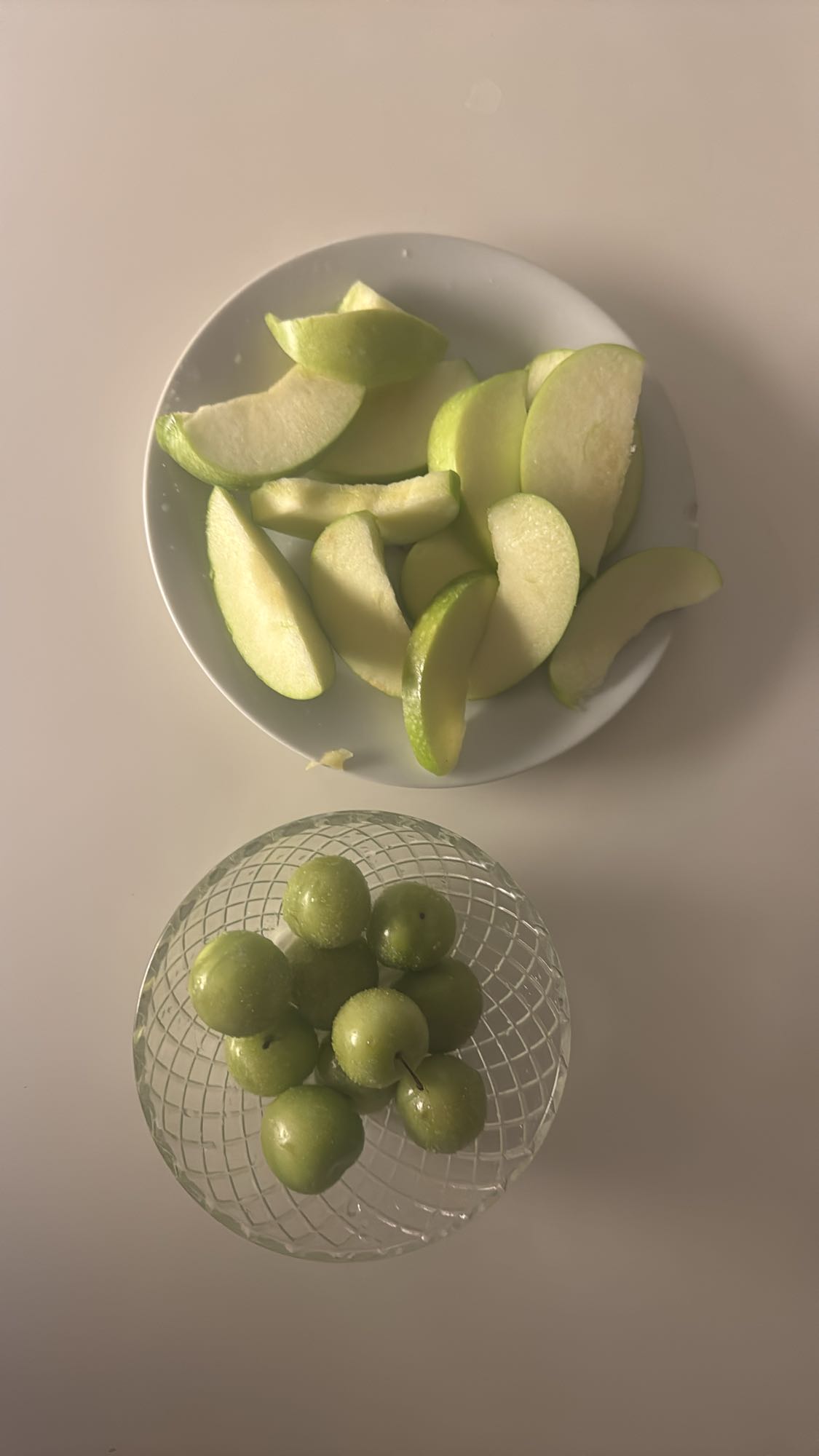 Grönt äpple och plommon