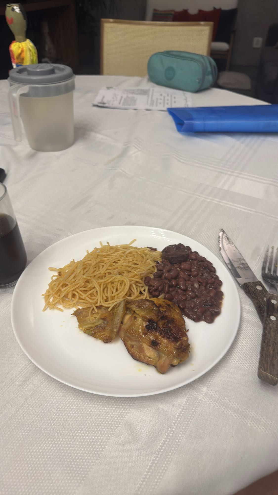 frango com massa e feijão
