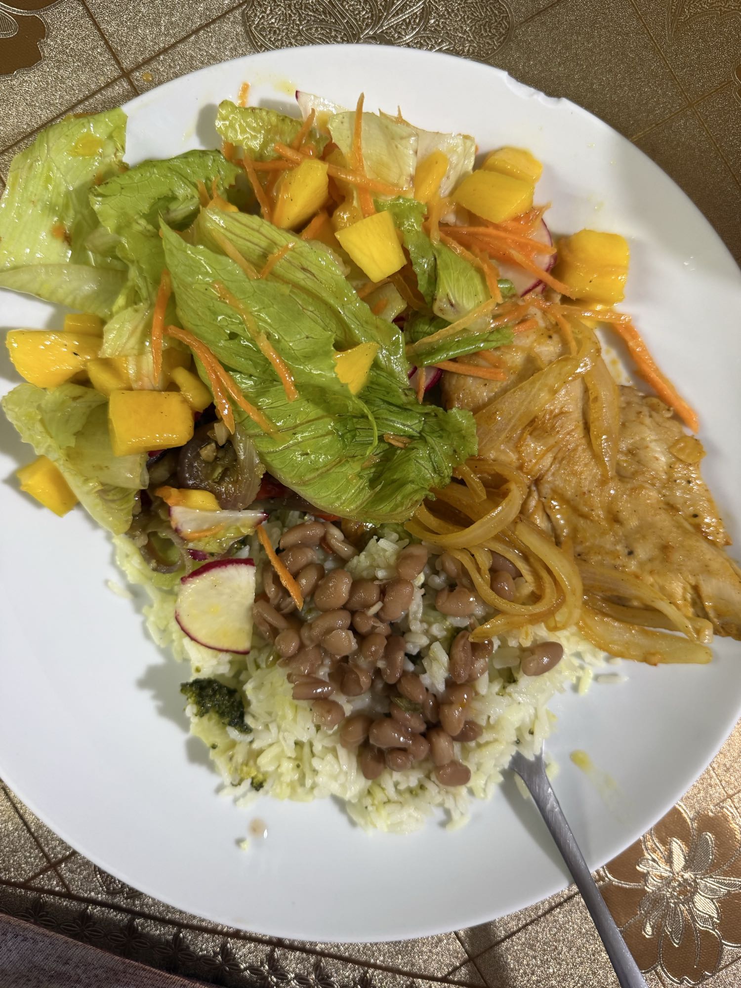 Frango com arroz e salada