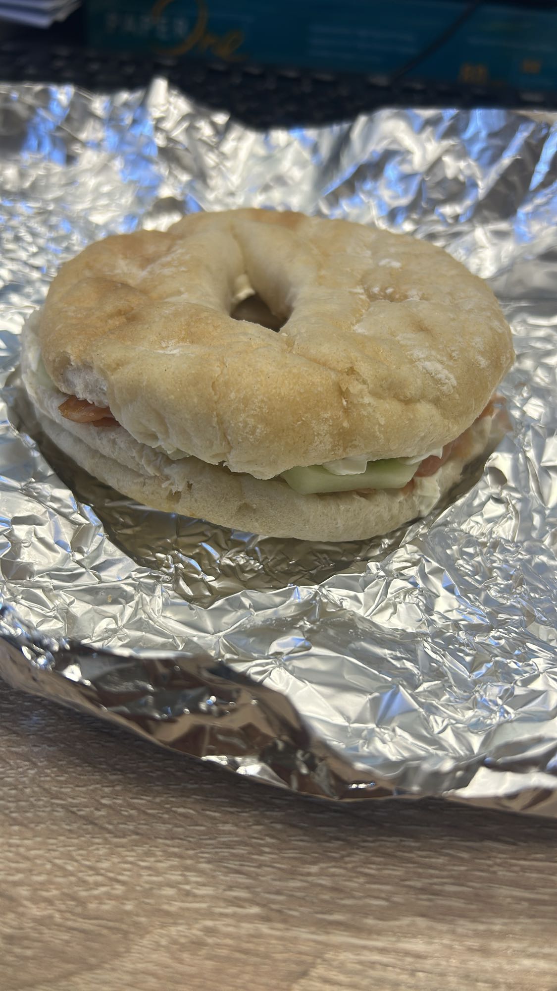 Covrig sandwich cu somon