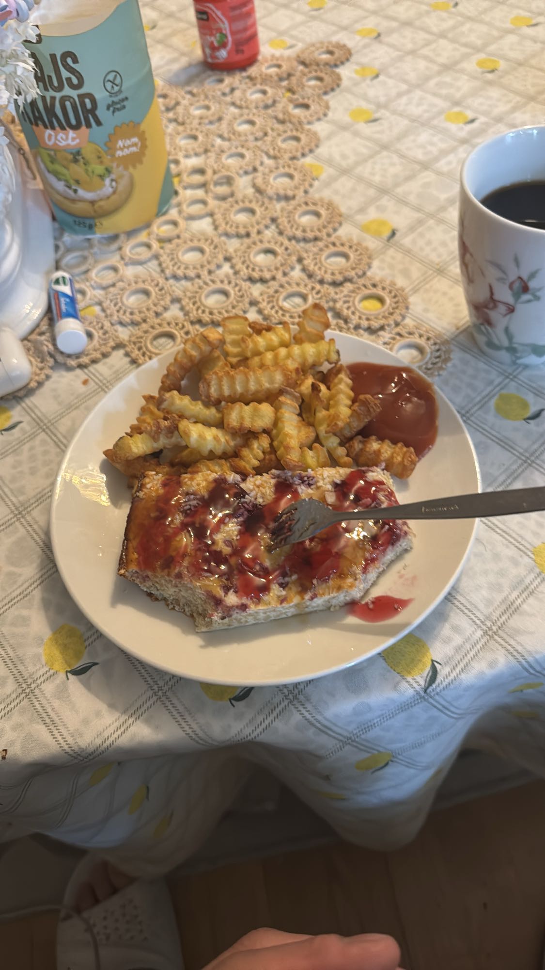 Pommes med kaka och sylt
