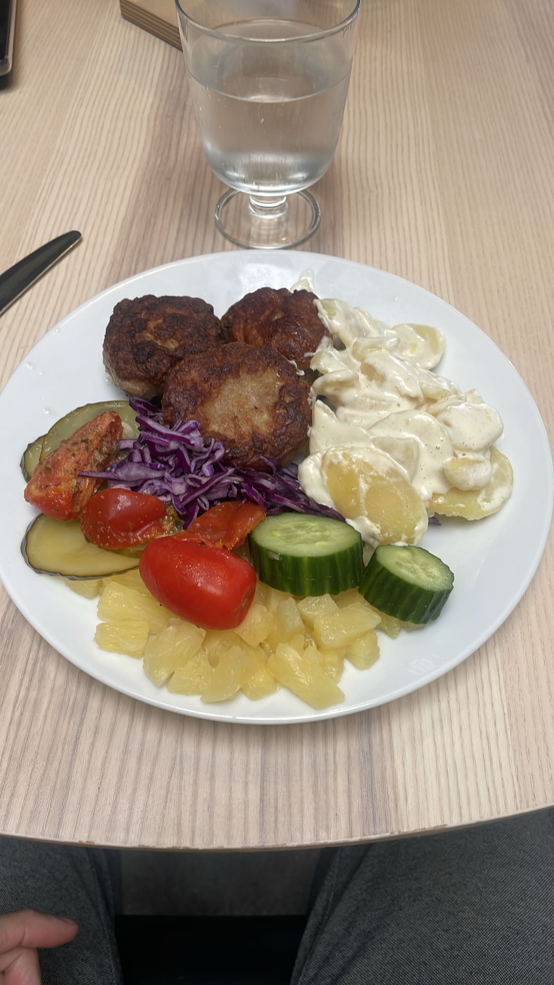 Köttbullar med potatissallad