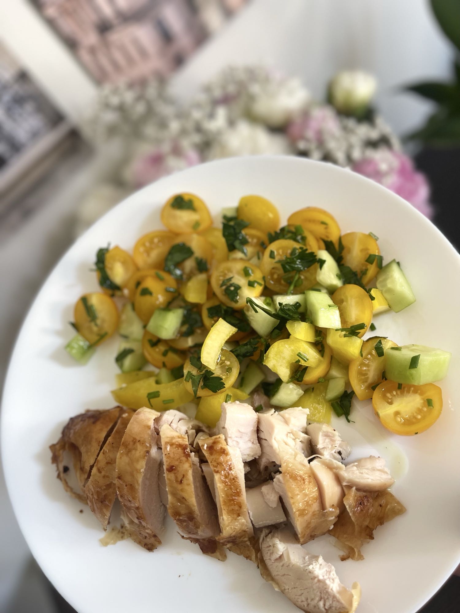 Куриная грудка с овощным салатом