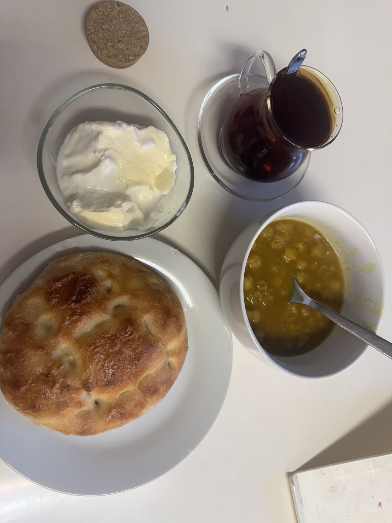 Bröd med yoghurt och soppa