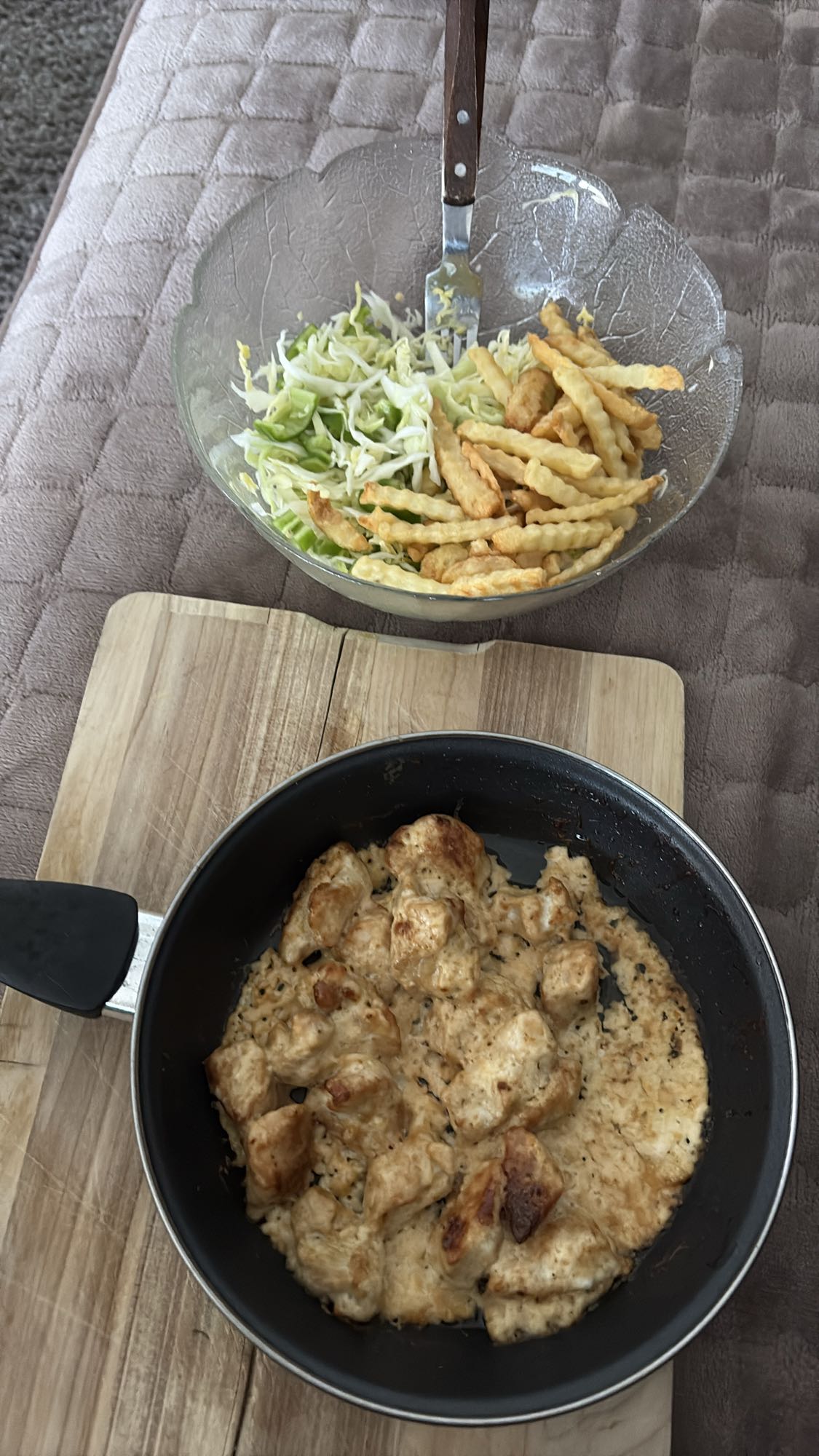 Kylling med salat og fries
