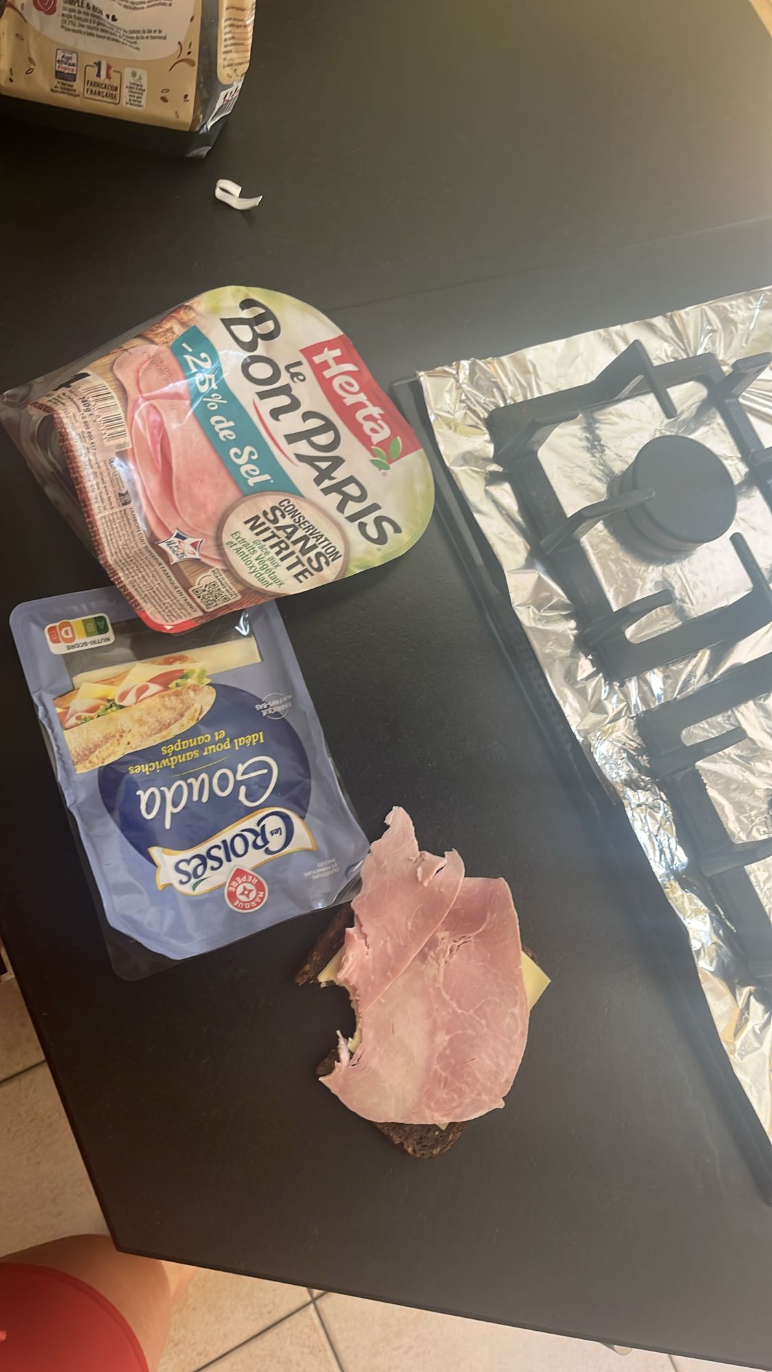 Tostada con jamón y gouda
