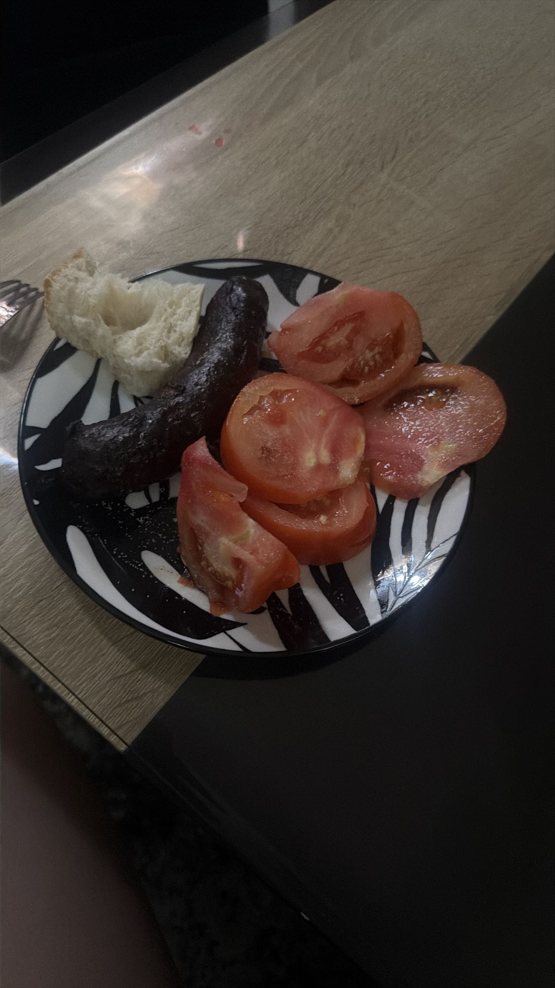 Cârnat cu roșii și pâine