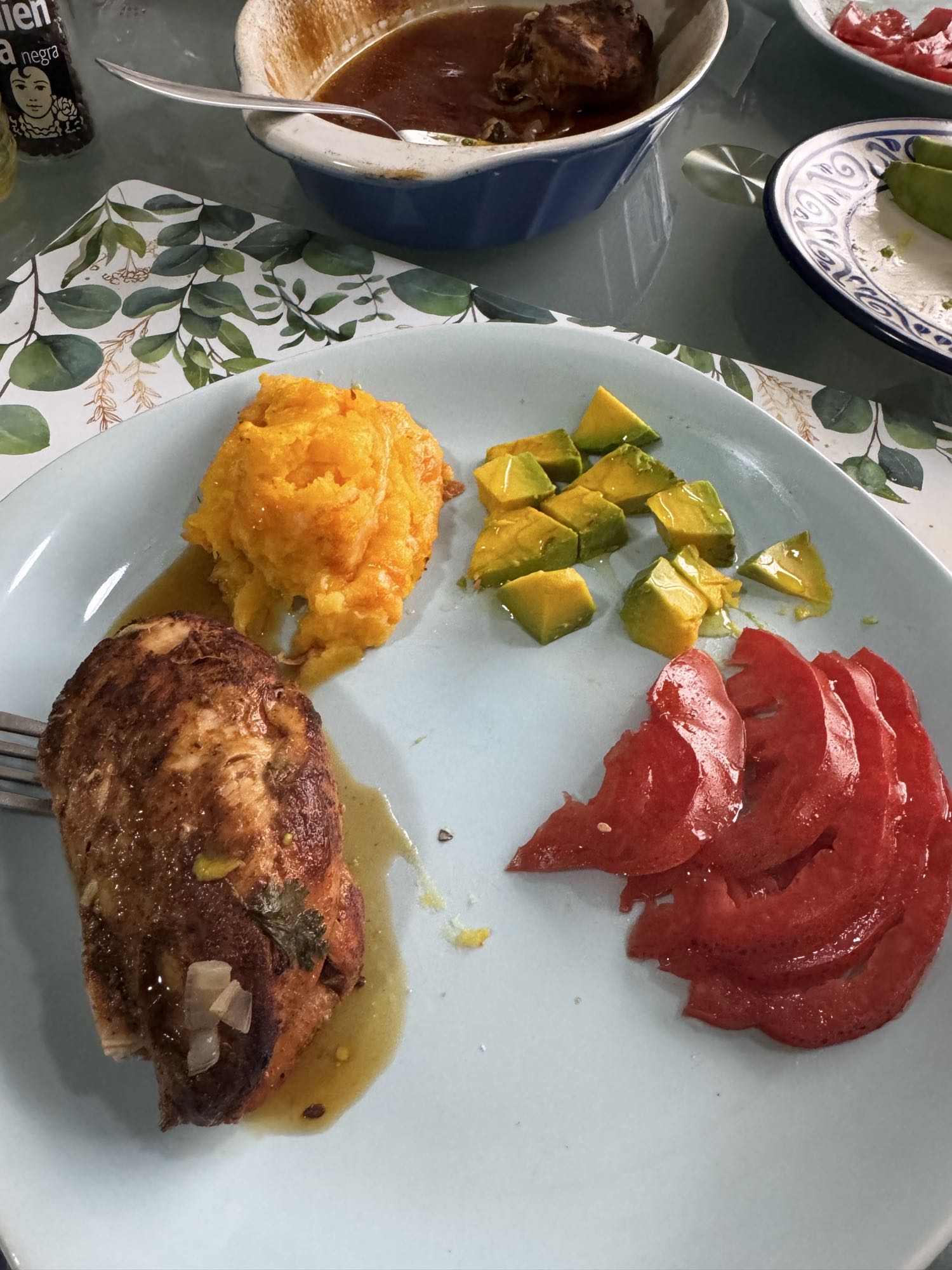 pollo con puré y aguacate