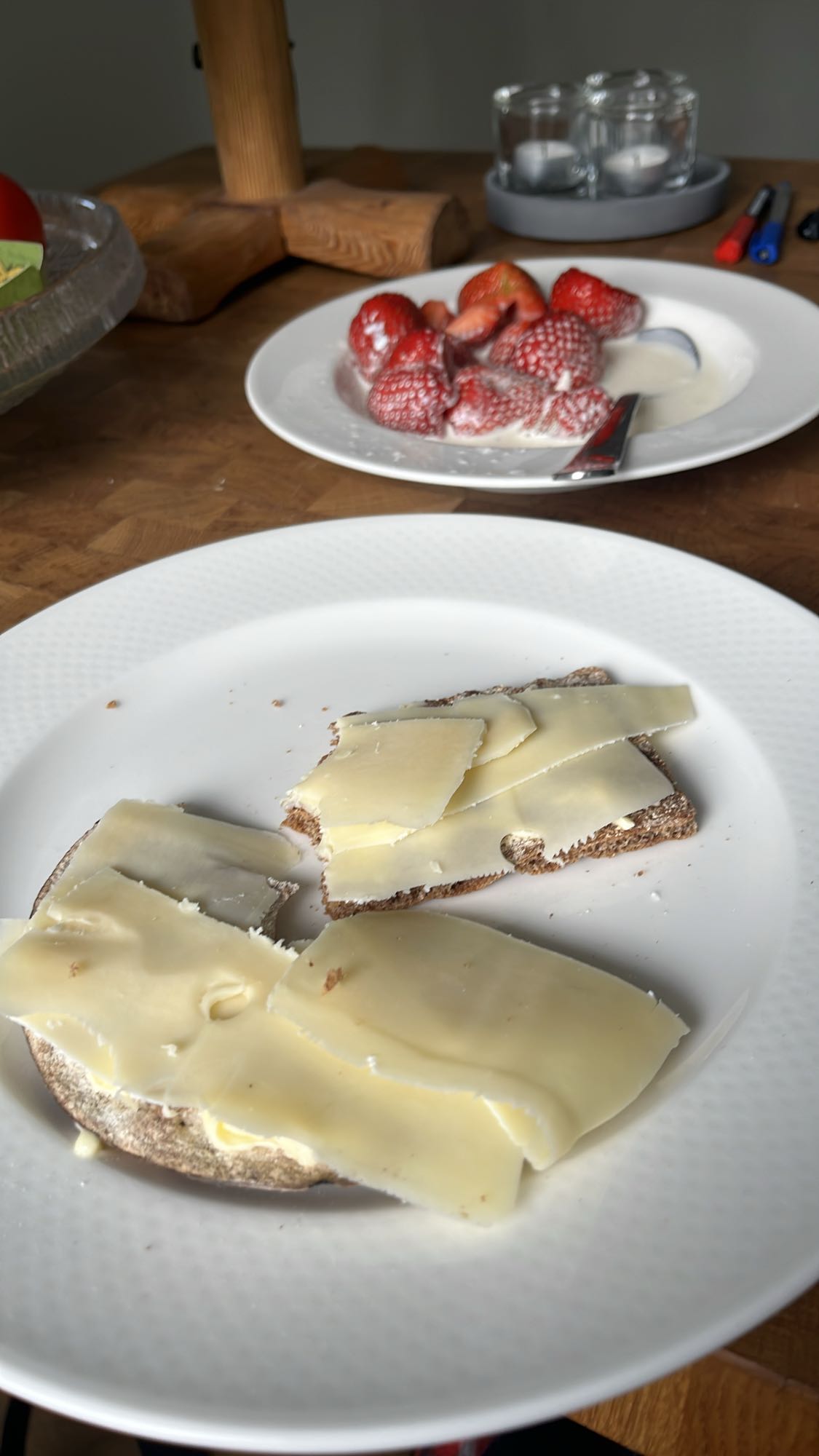 Smörgås med ost och jordgubbar