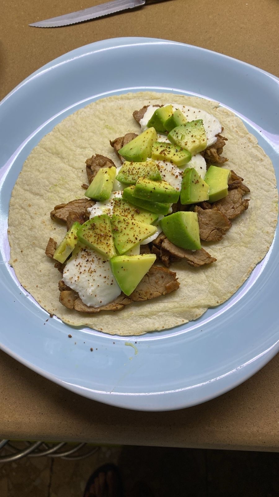 taco con carne y aguacate