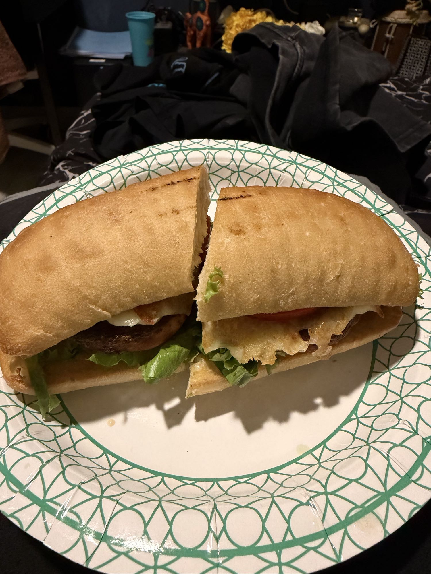 emparedado de pollo con queso mozzarella