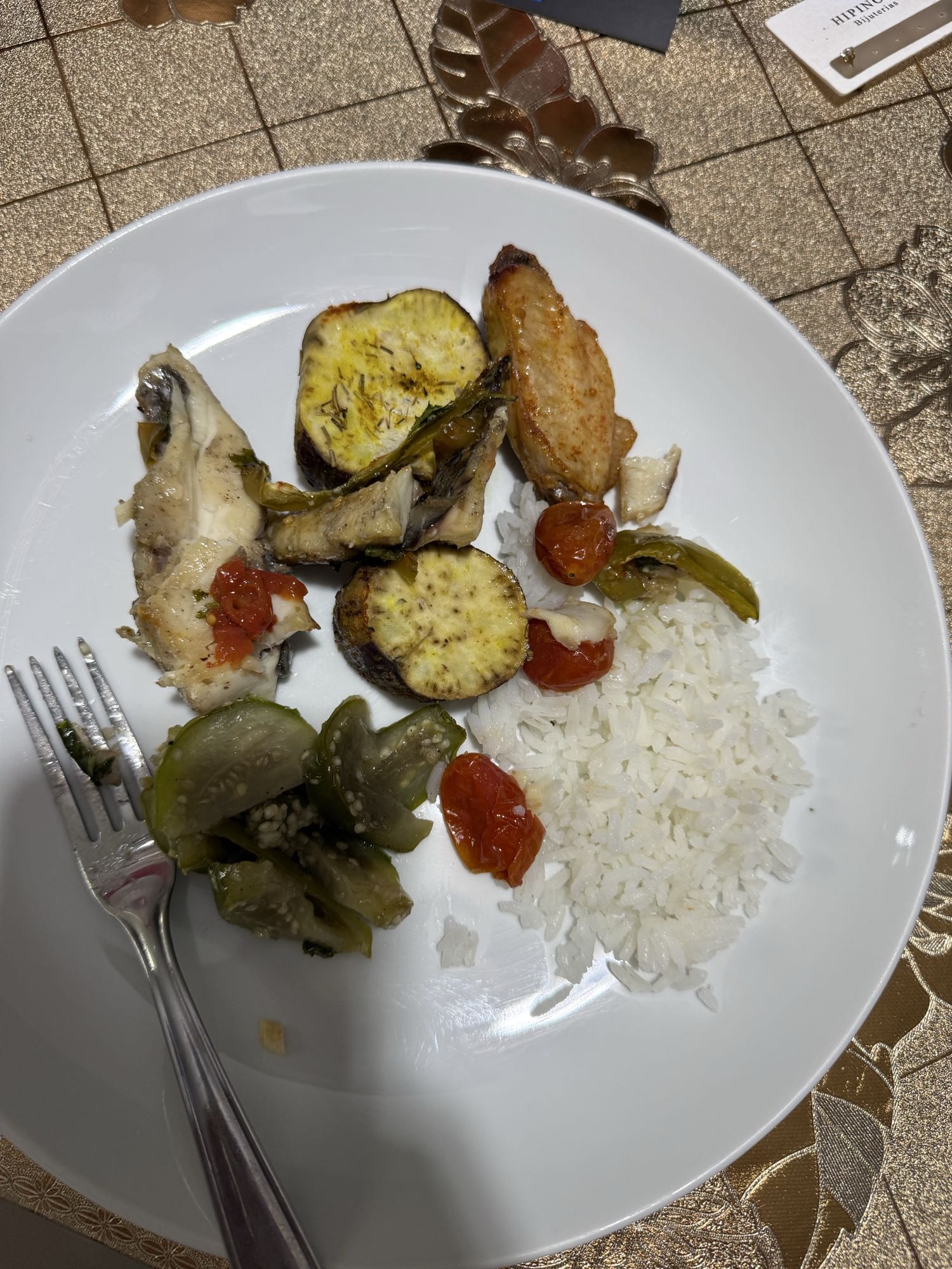 Arroz com peixe e legumes