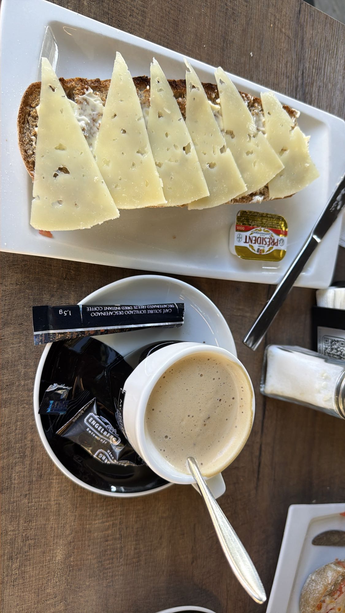 Tostada con queso y café