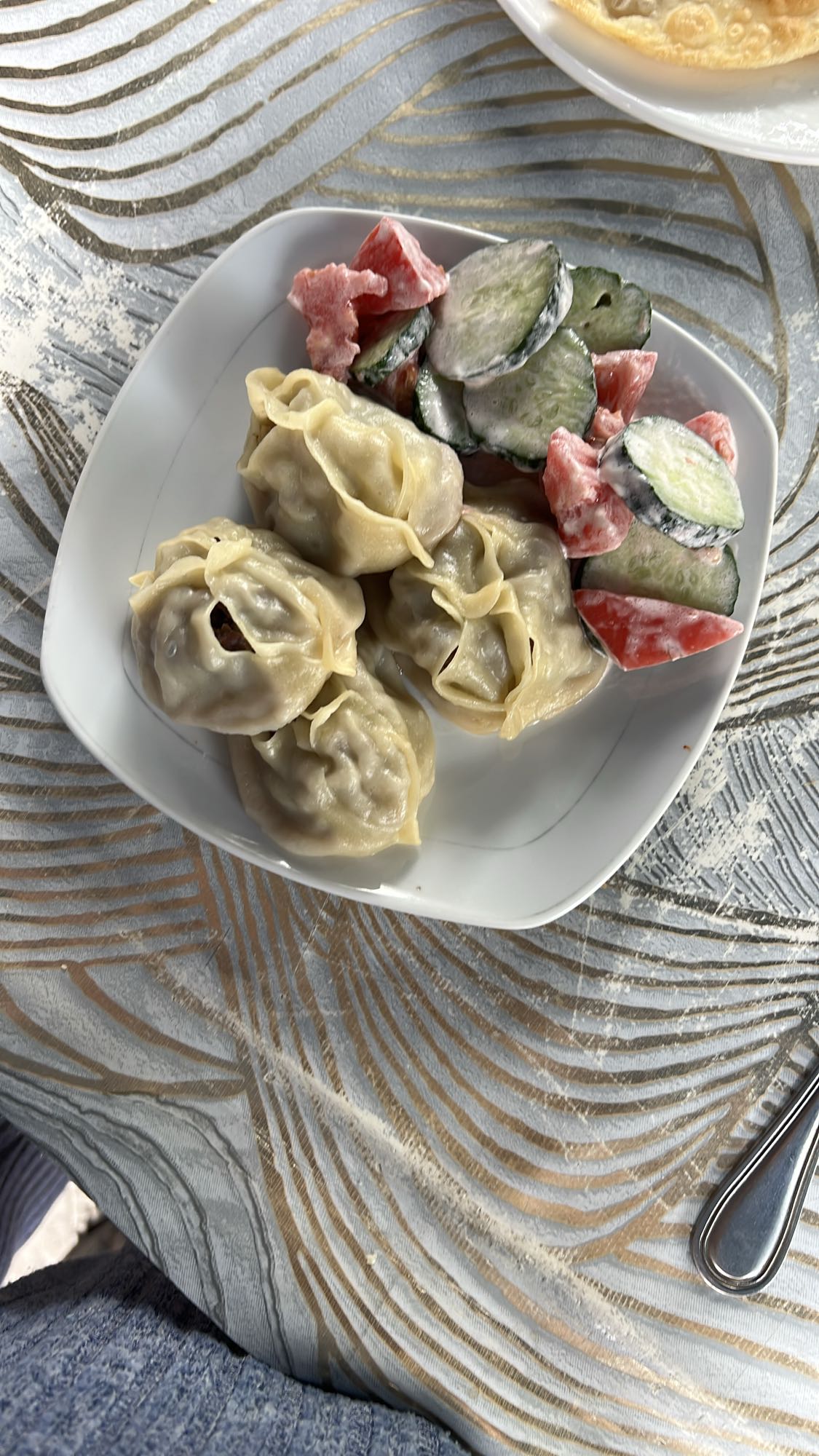 Манты с овощным салатом